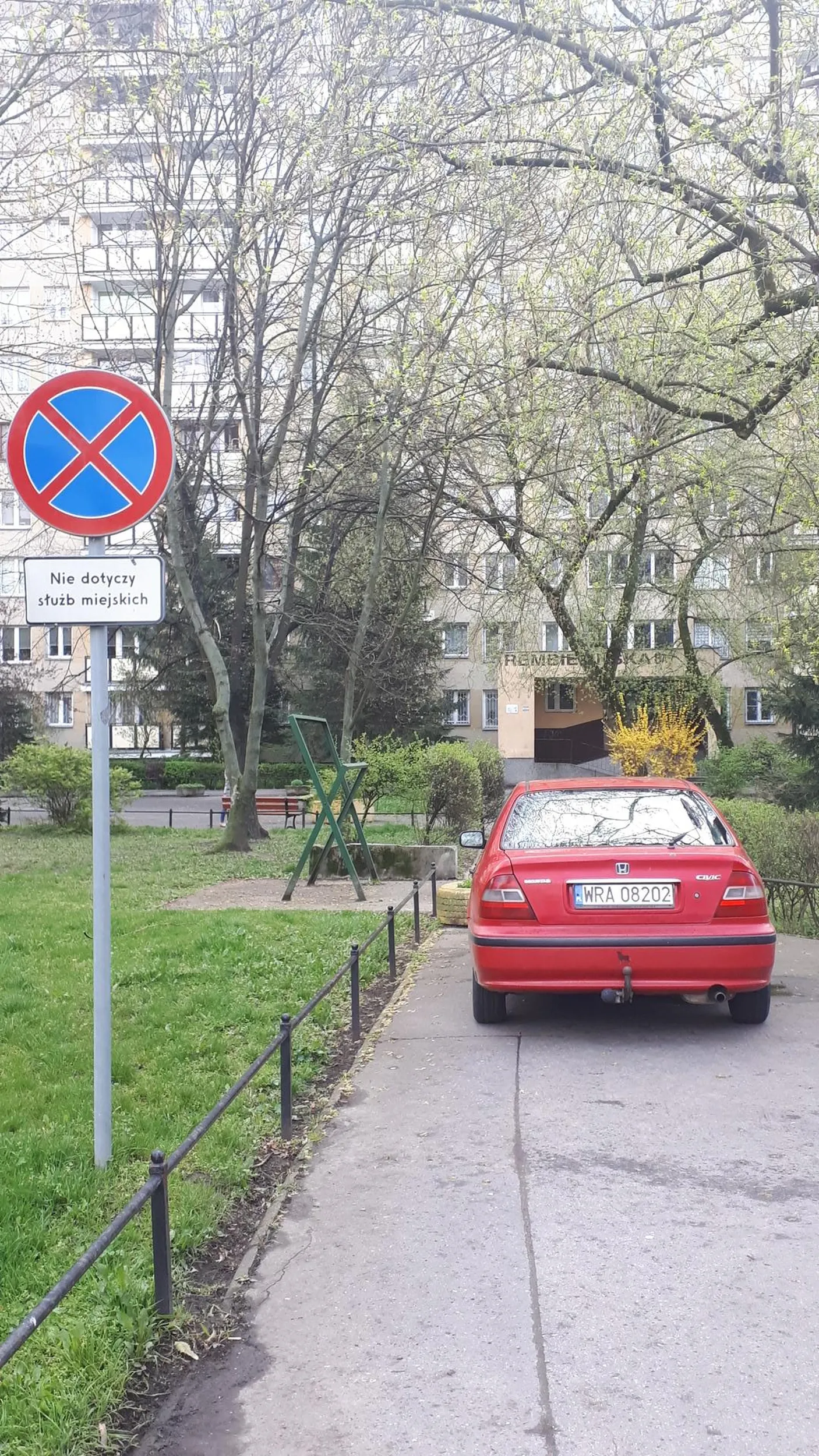 Cieć, który woli parkować na chodniku niż wydzielonym parkingu znajdującym się...10 metrów obok. Rembielińska 6, Warszawa