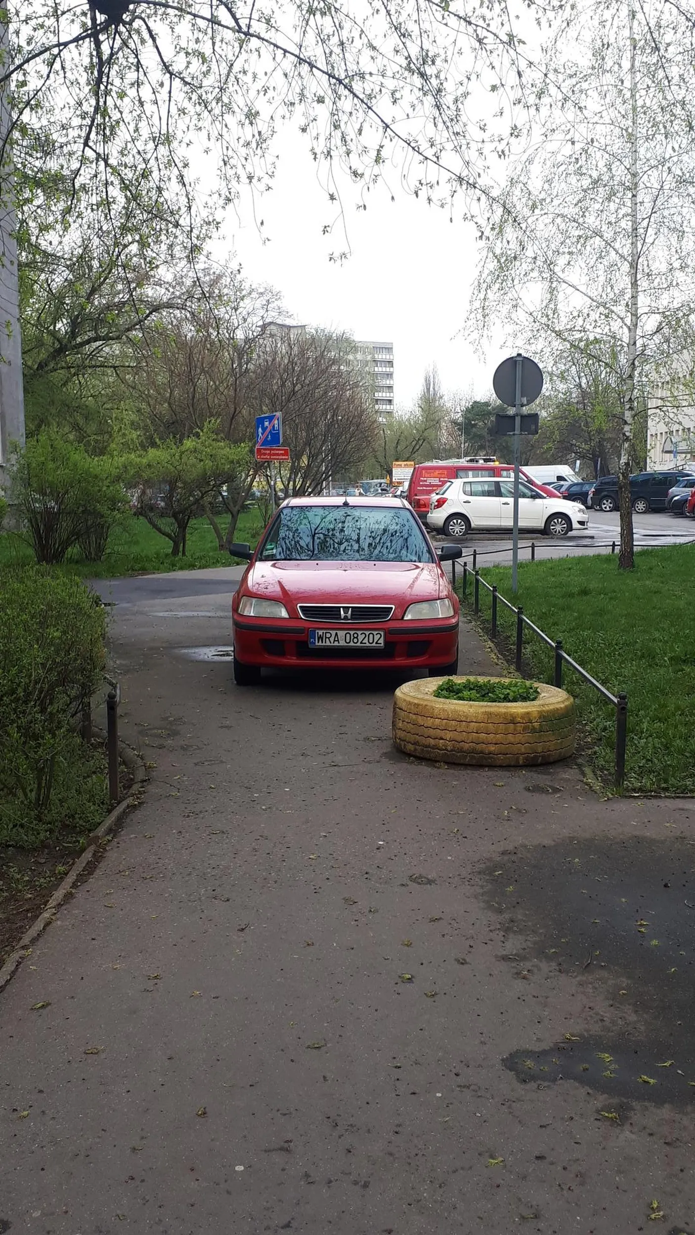Cieć, który woli parkować na chodniku niż wydzielonym parkingu znajdującym się...10 metrów obok. Rembielińska 6, Warszawa