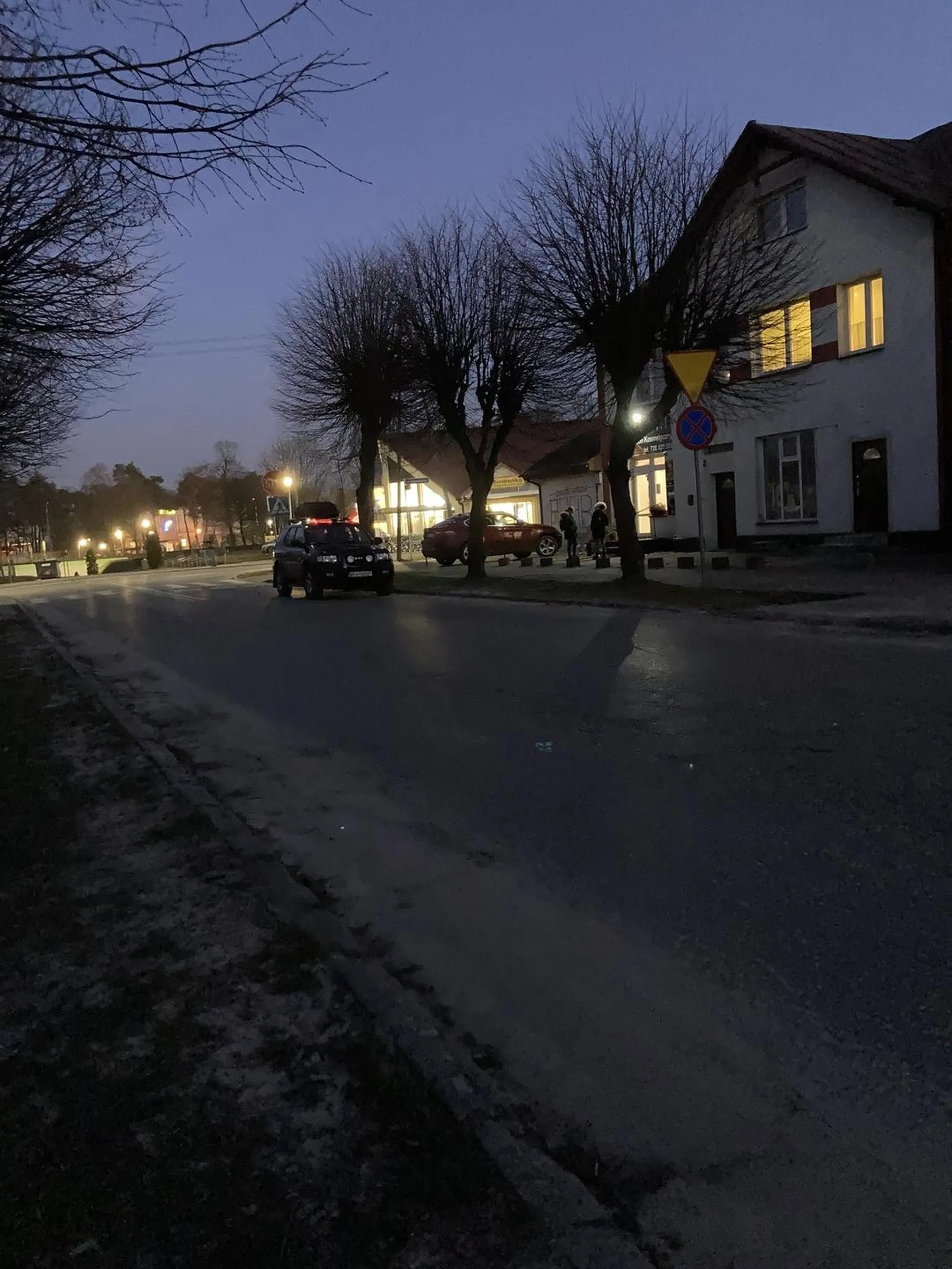 01.03.2023, godzina 17:54 Pionki, ulica Kozienicka Parkowanie w odległości mniejszej niż 10m od przejścia dla pieszych, parkowanie na zakazie