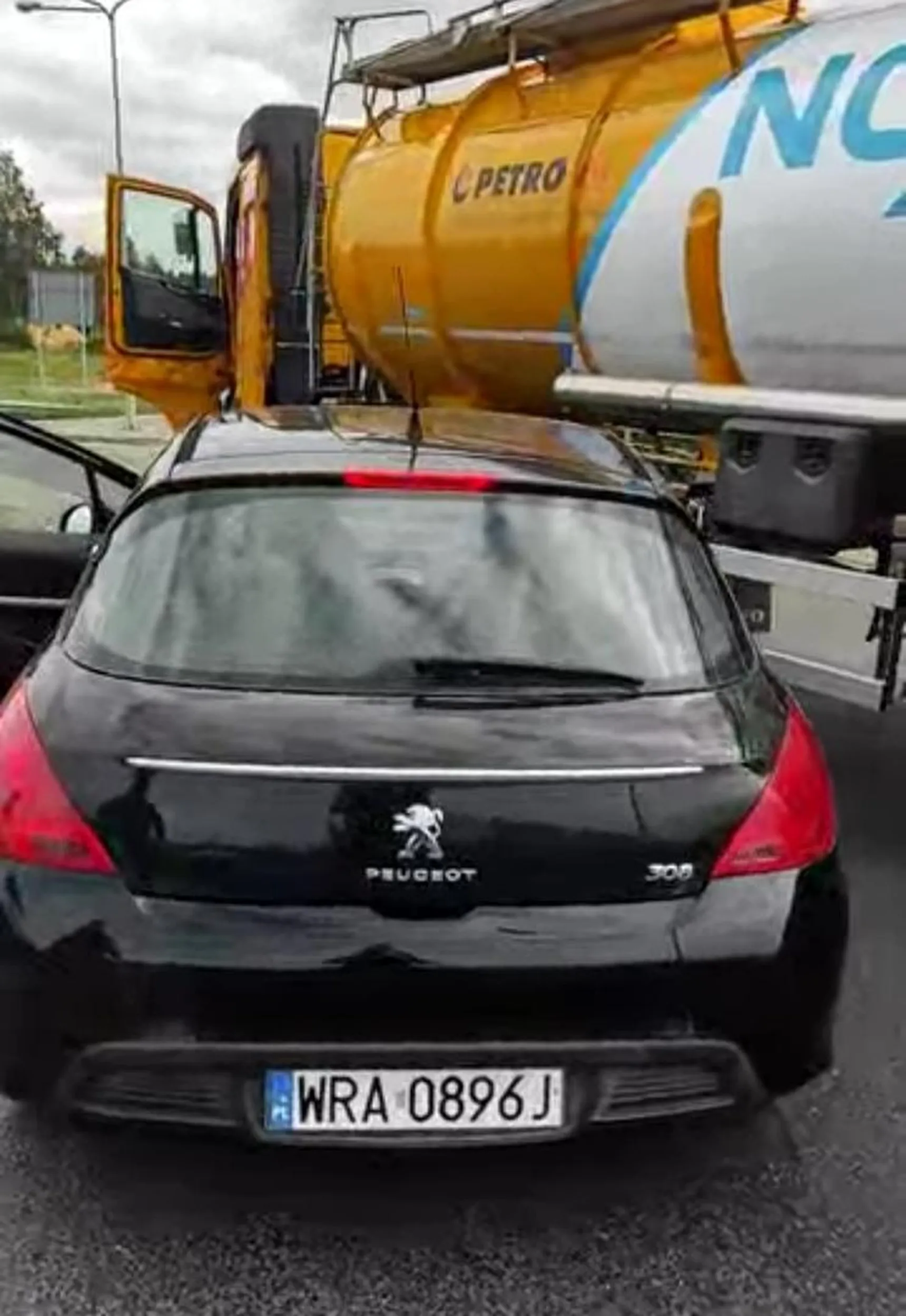 Wymusza odszkodowanie specjalnie doprowadzając do kolizji , której bez najmniejszego problemu szło uniknąć ale "pan" z peugeota poczuł się jak "lew" król dżungli i specjalnie uderzył w tył ciężarówki