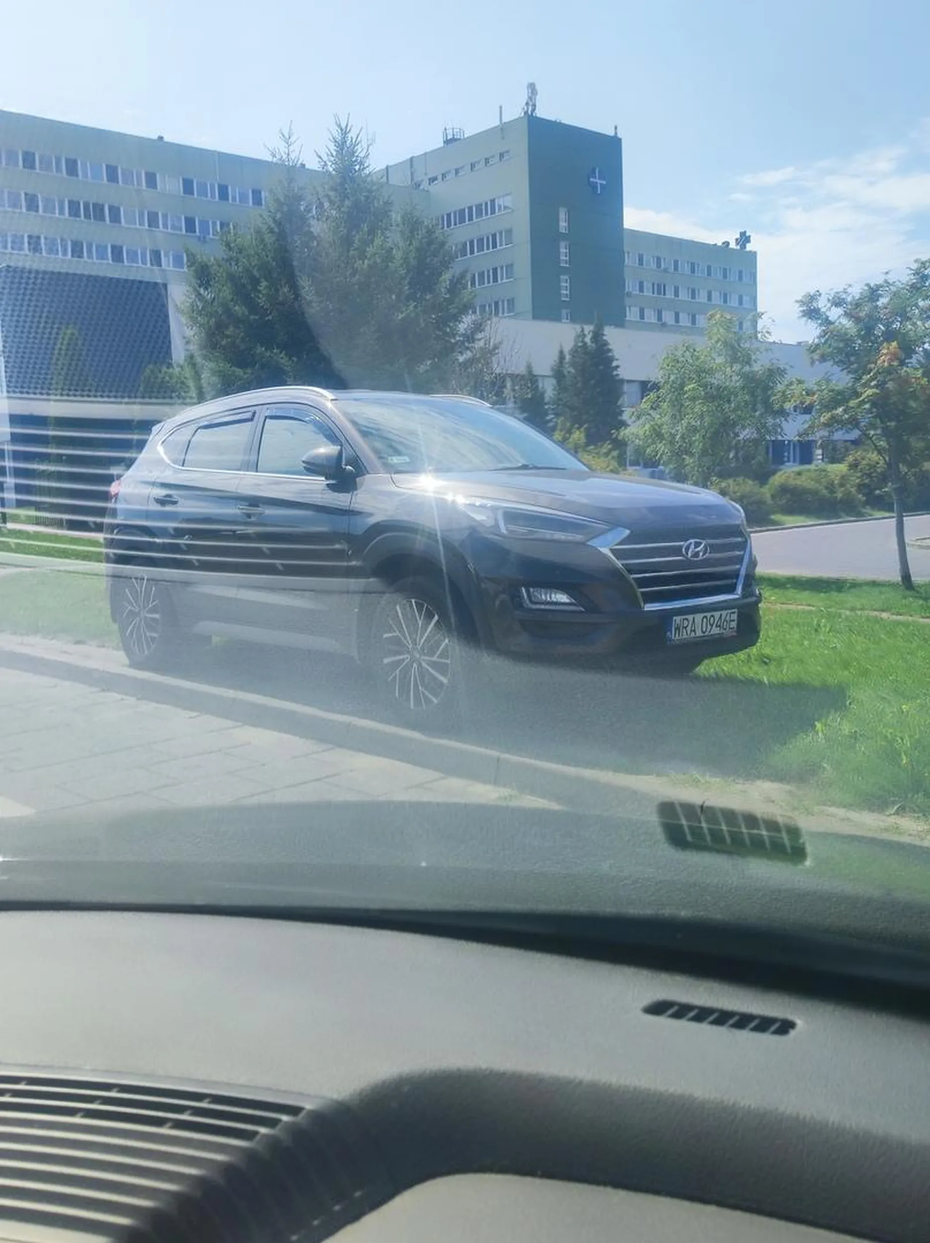 Parking prawie pusty a ten i tak musiał na trawniku