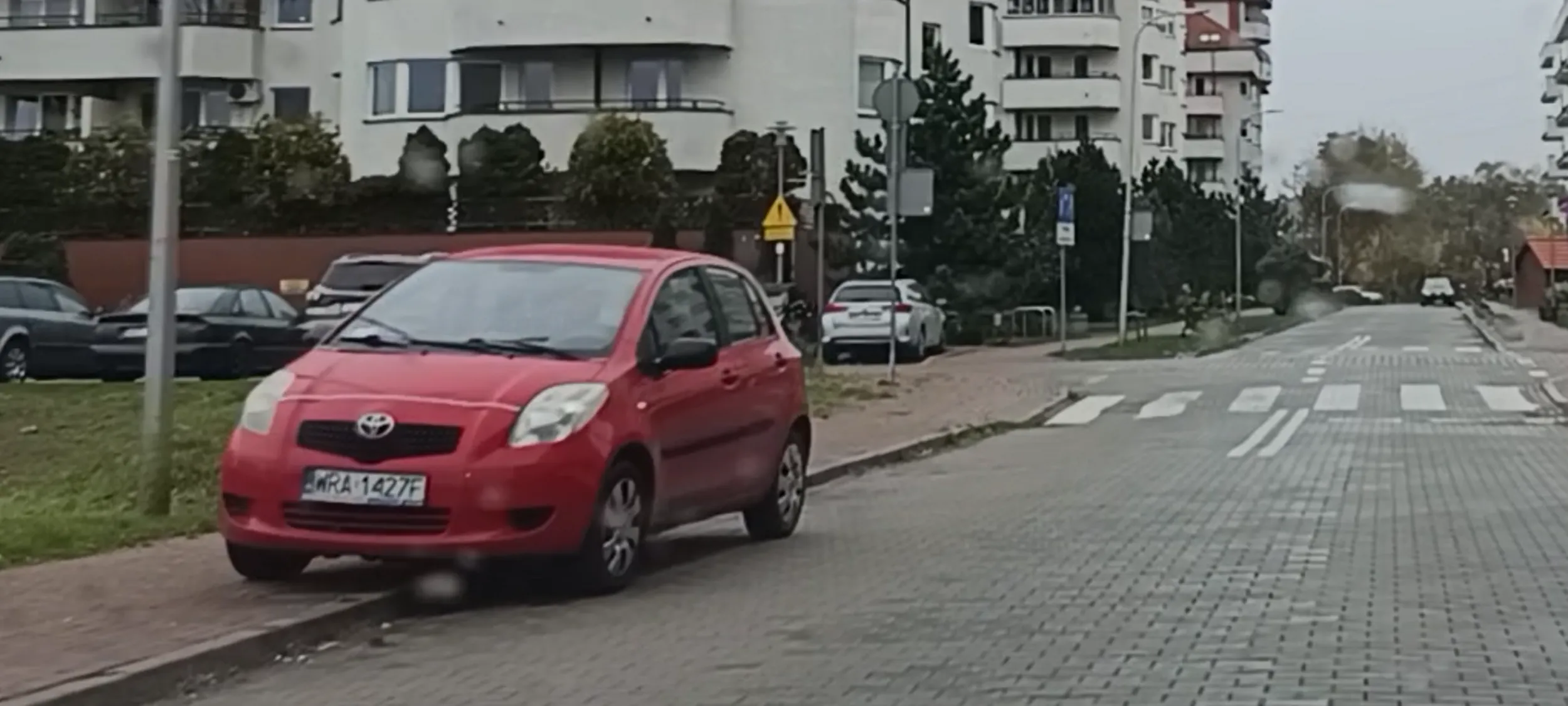 Parkowanie na chodniku i ulicy a tu obowiązuje zakaz zatrzymywania się i postoju.