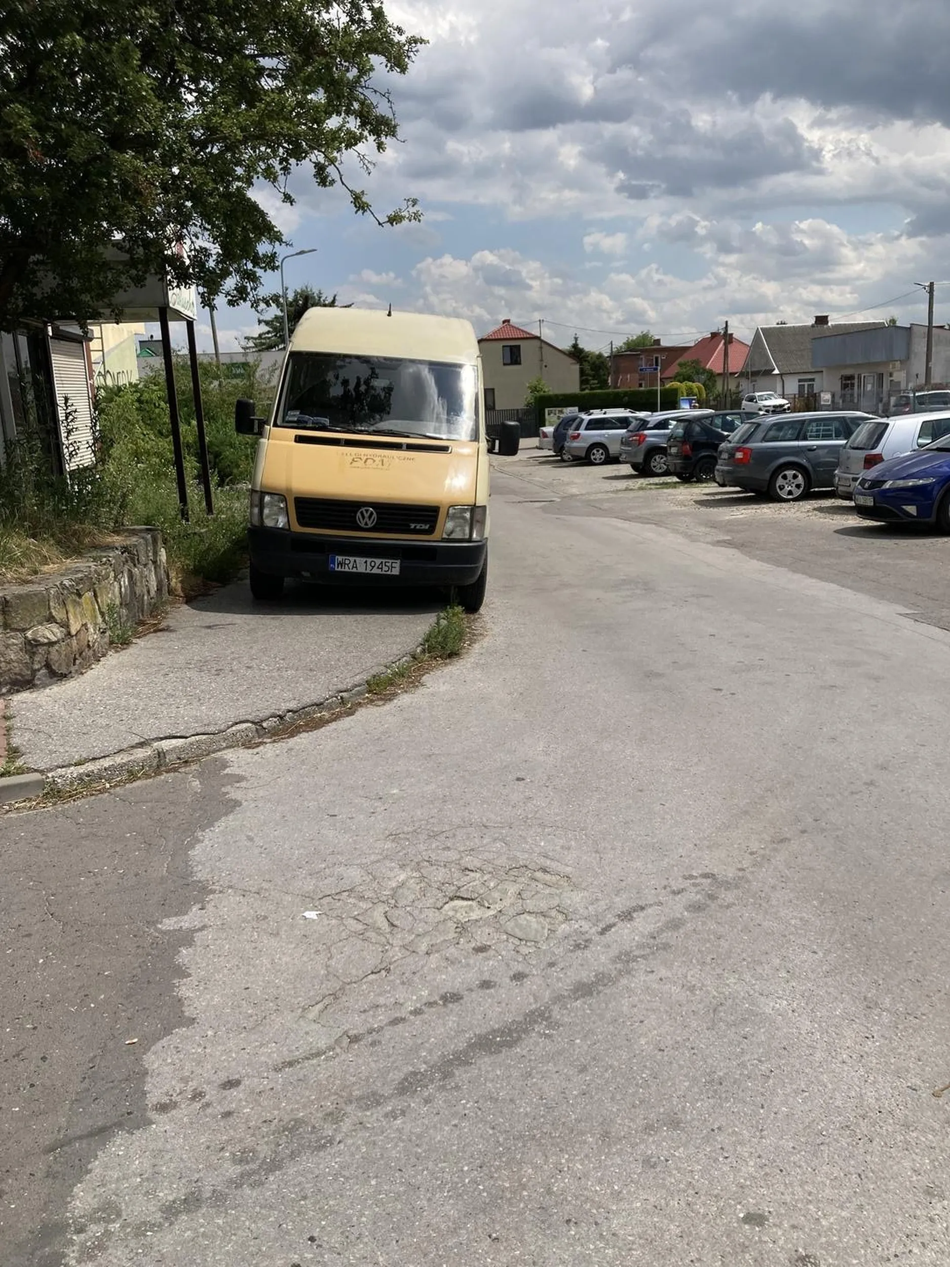 04.07.2023 około godziny 13:10 Trzeba było już całkiem wjechać na ten chodnik. Gdzie zostawione przejście o szerokości 1,5m? Może kierowca ma problem ze wzrokiem i powinien udać się do okulisty?