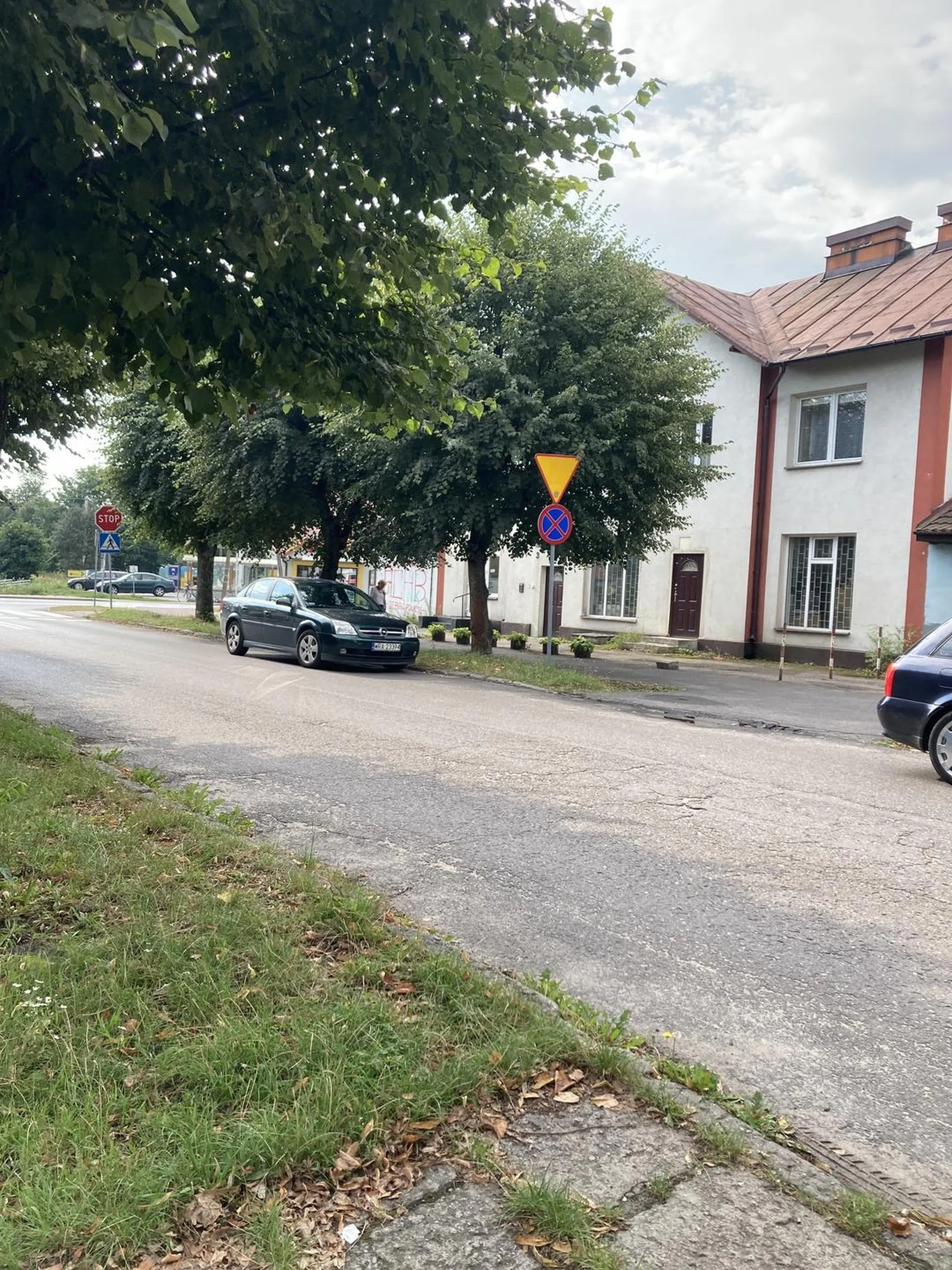 Parkowanie pod samym znakiem B36 "Zakaz Zatrzymywania się"