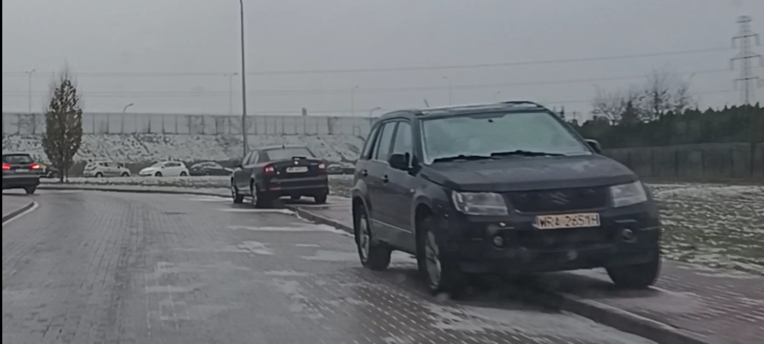 Ta Pała parkuje na chodniku i ulicy ze znakiem zakaz zatrzymywania się i postoju. Co za pała.