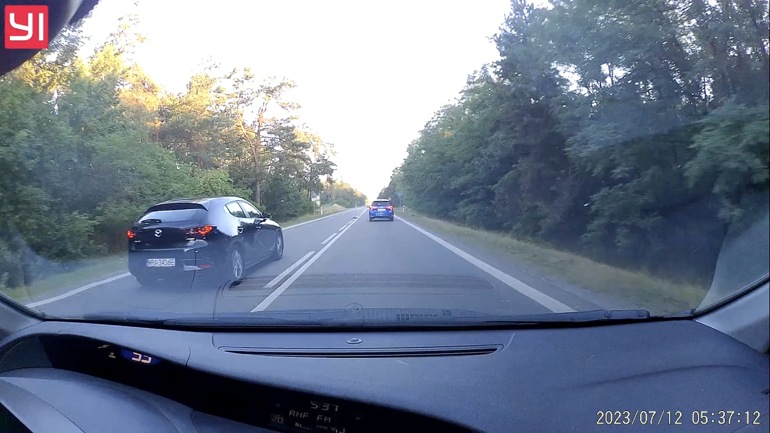 Wylot z Kozienic w kierunku Warszawy. Wyprzedzanie na podwójnej ciągłej/skrzyżowaniu.