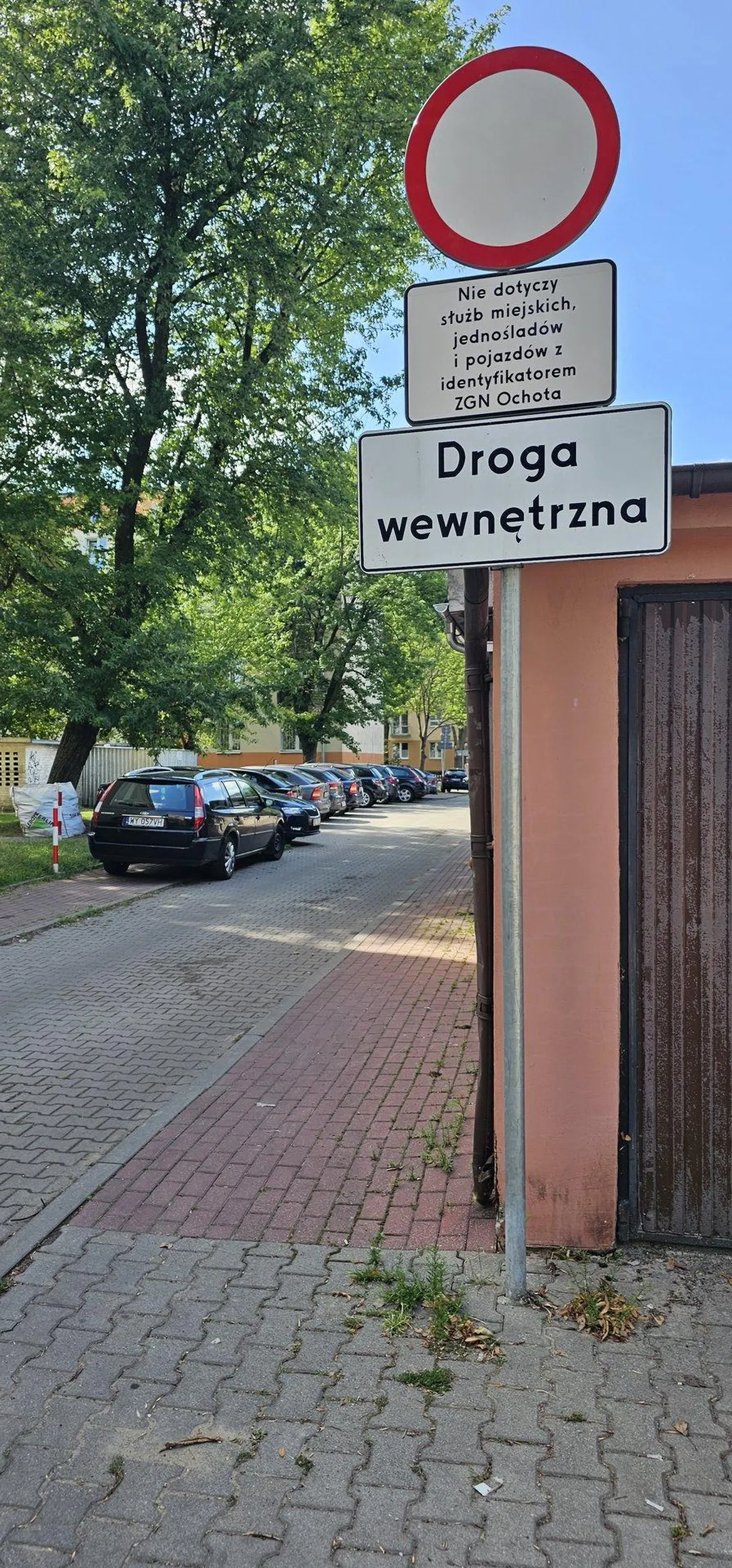 Wjazd pod zakaz ruchu B-1, parkowanie w strefie ZGN bez identyfikatora / bez zezwolenia