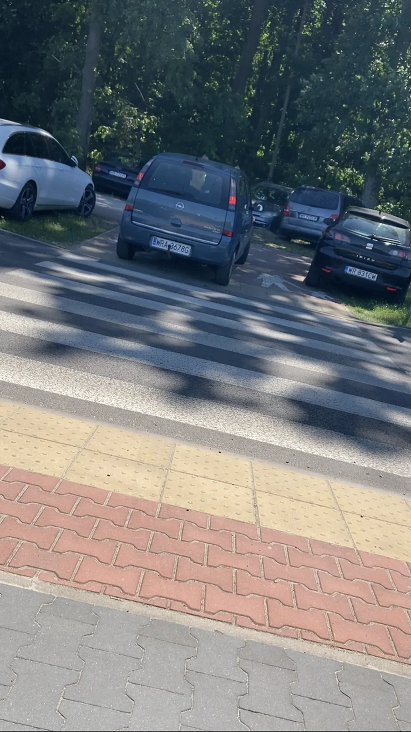 Pionki, ulica Fabryczna (parking w okolicach stawu górnego). Jazda wzdłuż po chodniku lub przejściu dla pieszych.