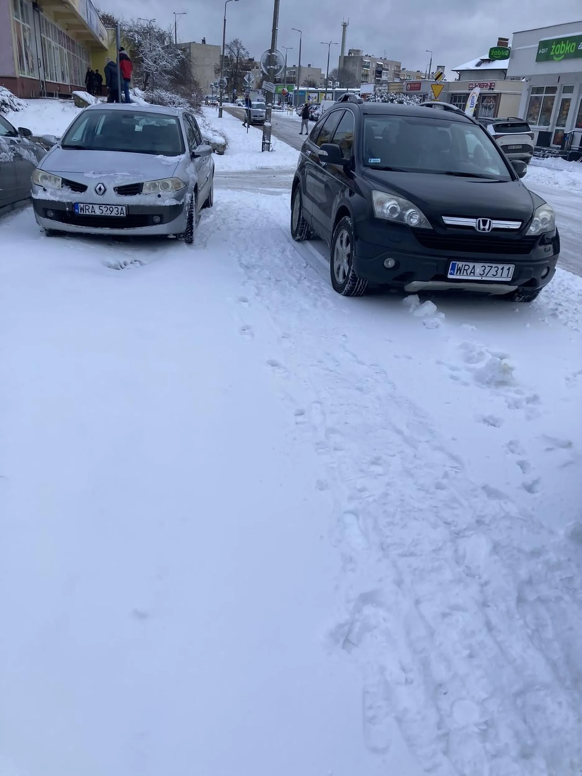 Kierowco, jeżeli parkujesz na chodniku to trzeba zostawić 1,5m tego chodnika dla pieszych. Nie wiem który z Was pierwszy zaparkował.