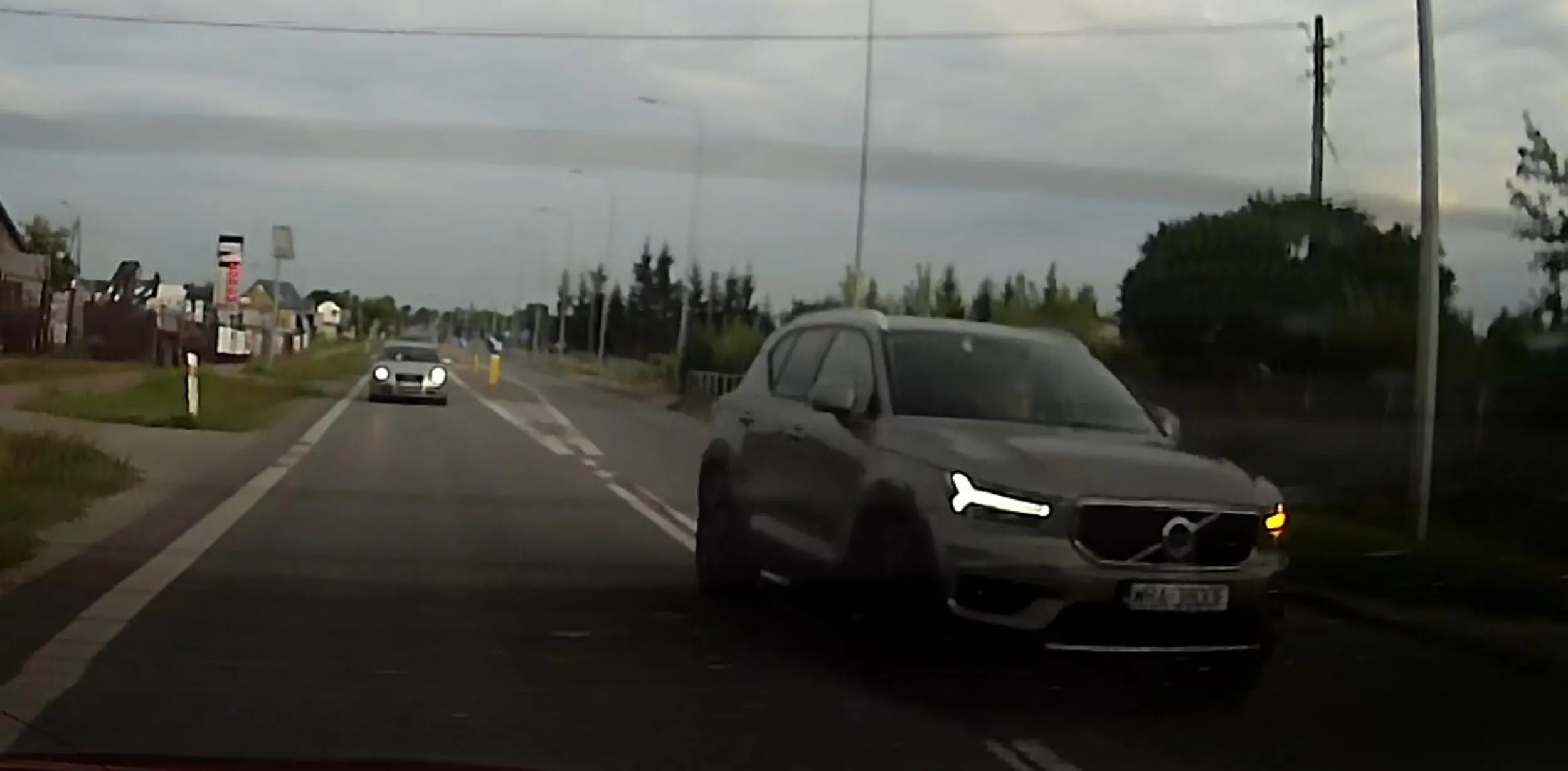 Wyprzedzanie na podwójnej ciągłej - kierowcy nie chciało się jechać 50 km/h w obszarze zabudowanym - film z popełnienia wykroczenia wysłany na skrzynkę STOP AGRESJI NA DRODZE