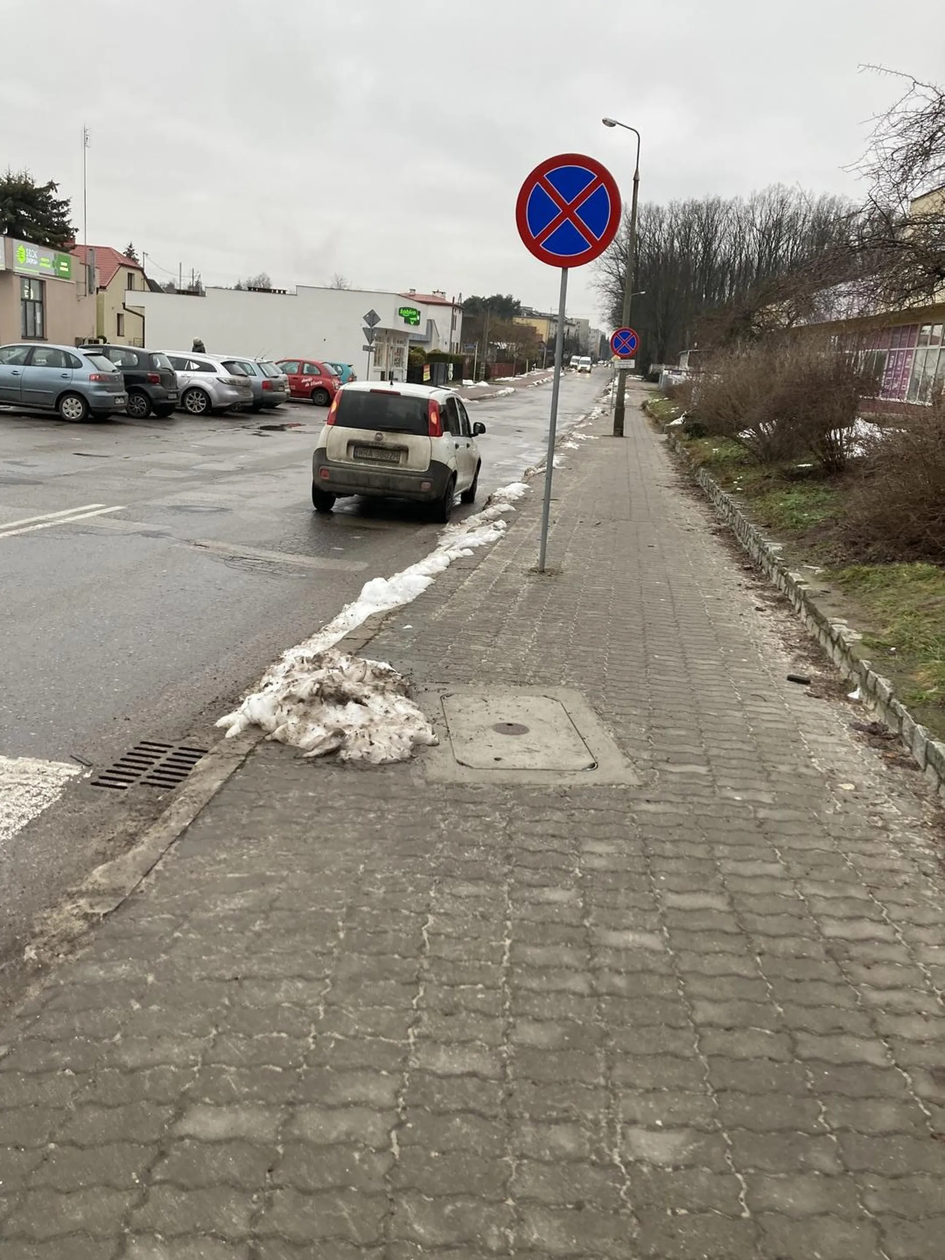 Światła niewidzialności włączone pod samym znakiem zakazu. Od. Kobitka z auta szybko po chleb do piekarni obok poleciała ale chyba lekko ślepa jest to może powinna do okulisty sie wybrać. 25.01.2023, 8:24 Pionki