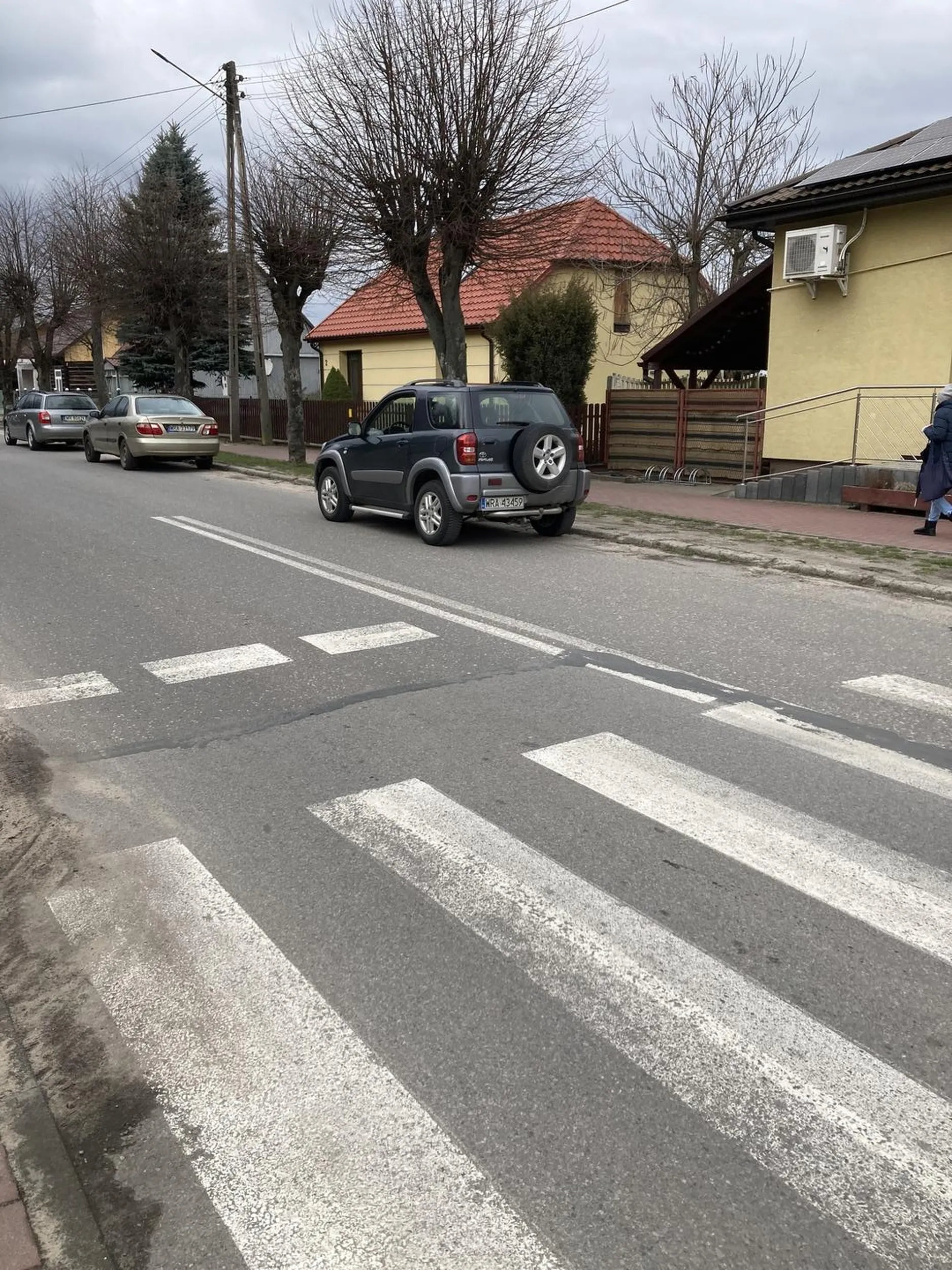 Pionki, ulica kozienicka, 27.03.2022, godzina 14:50 Parkowanie przy podwójnej ciągłej oraz w odległości mniejszej niż 10 metrów od przejścia dla pieszych. Może okulary trzeba założyć lub iść do okulisty?