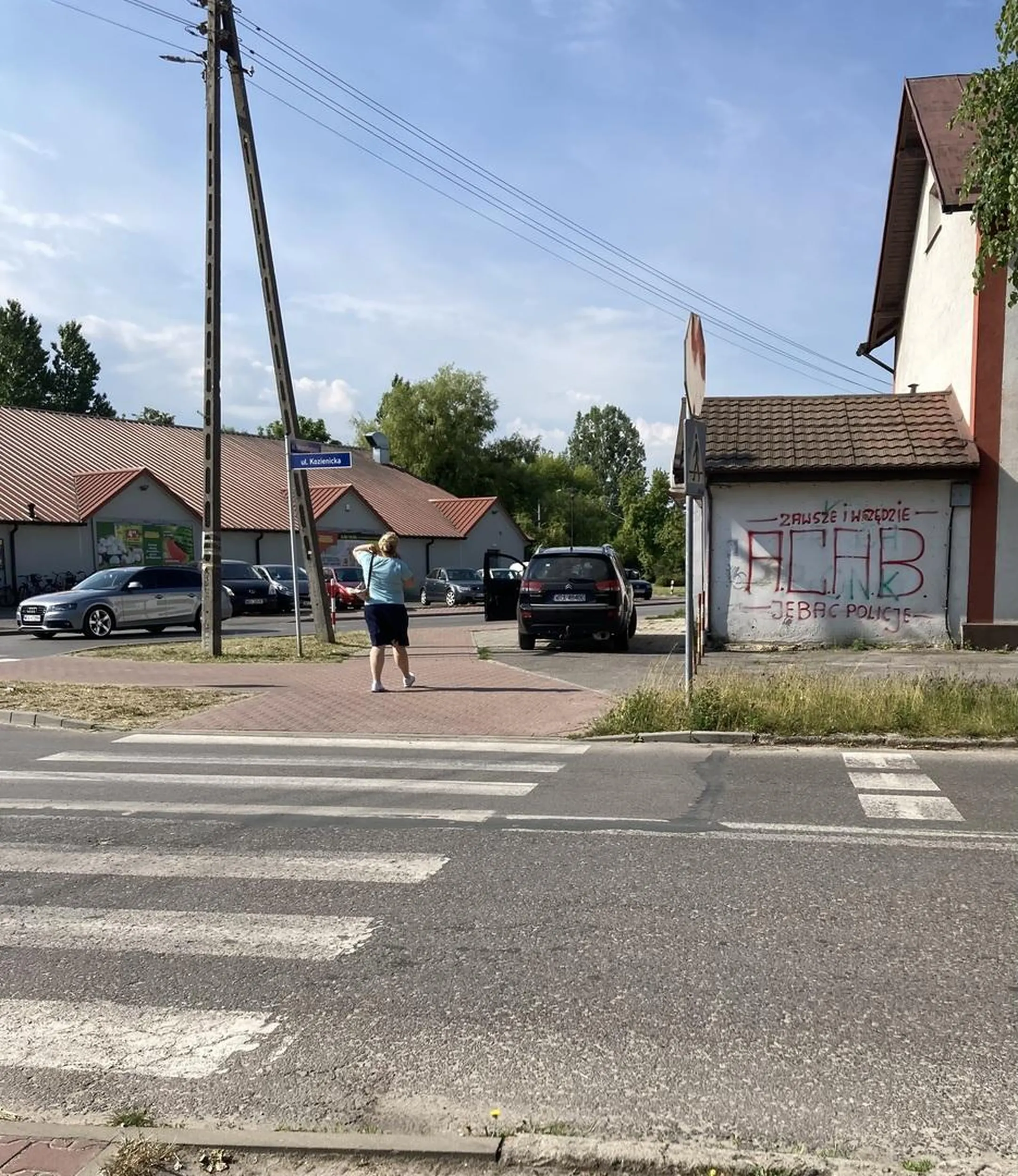 Nie jeździmy po przejściu dla pieszych oraz po chodniku. Za to jest mandat w wysokości 1500zł i 15 pkt karnych.