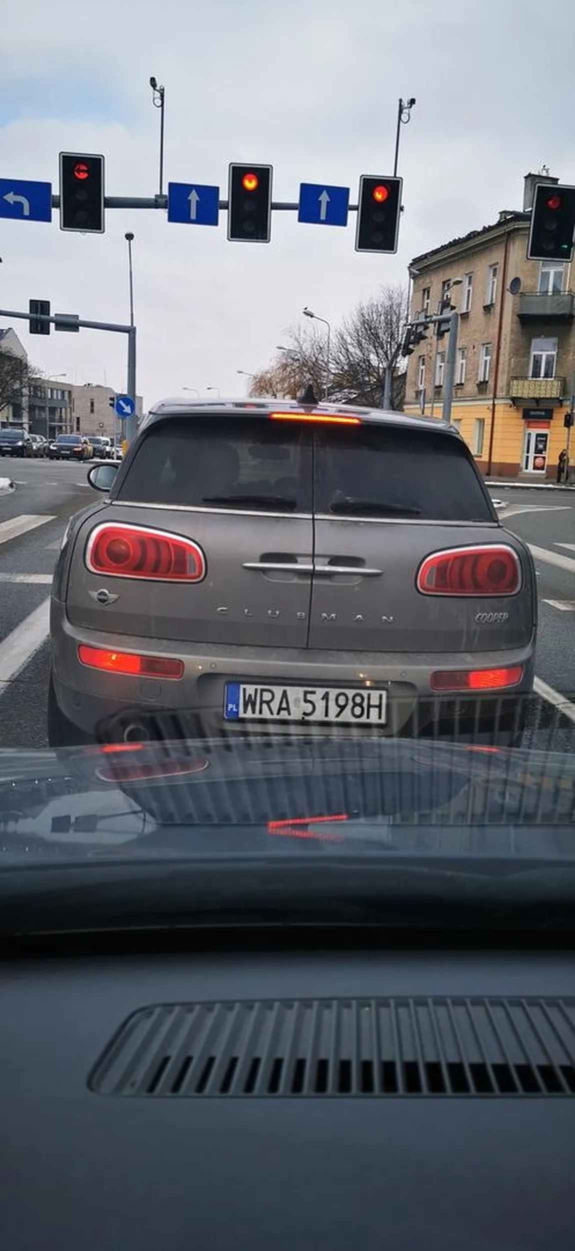 Ta menda zajeżdża drogę i hamuje tuż przed autem. Wiejski kierowca nie trzyma ciśnienia. Szkoda że się spieszyłem na spotkanie ,bo inaczej by się to skończyło. Pozdrawiam i życzę szybkiej utraty prawa jazdy.