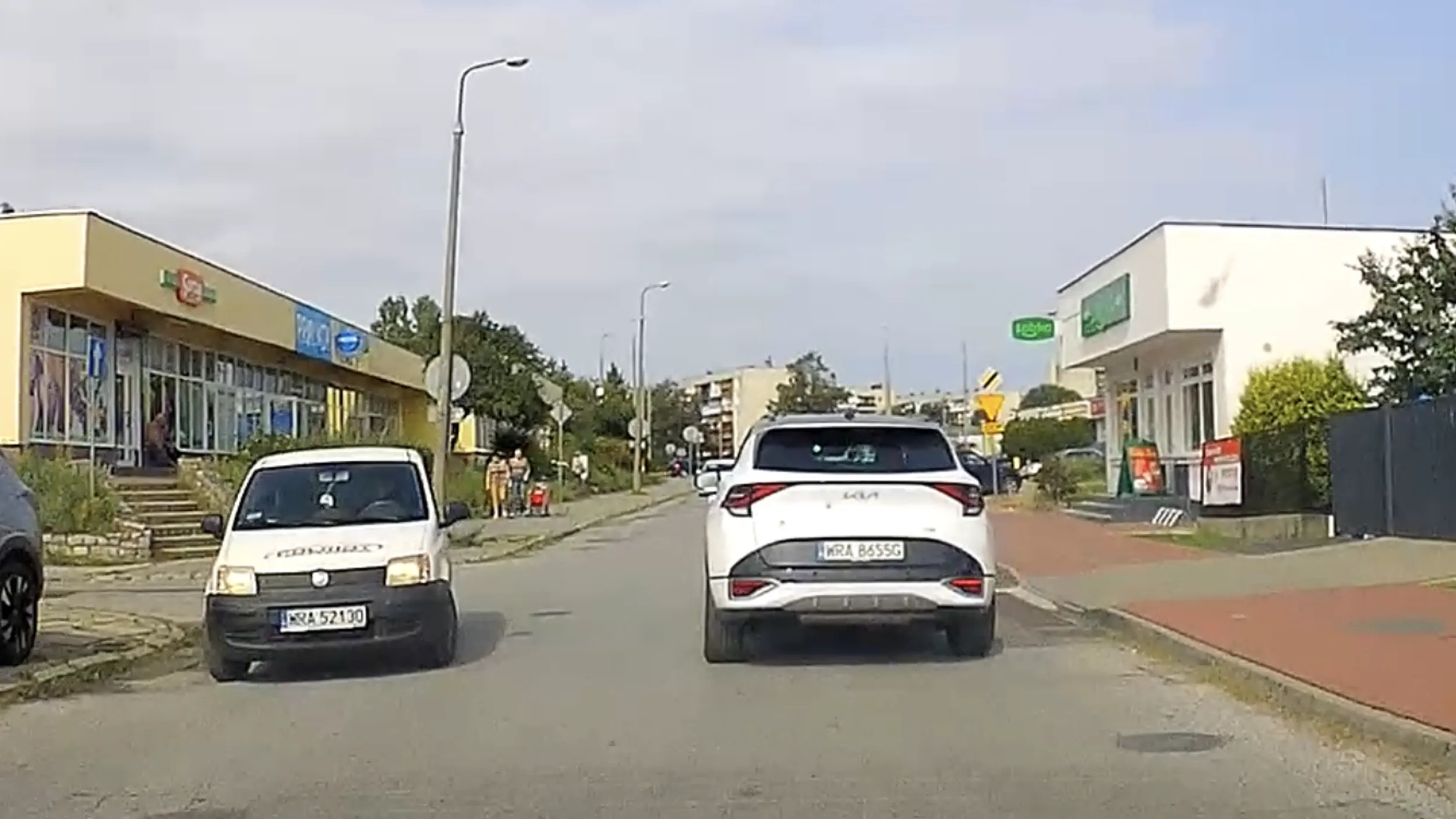 Auto należące do PolMot. Kierowca jedzie sobie pod prąd.