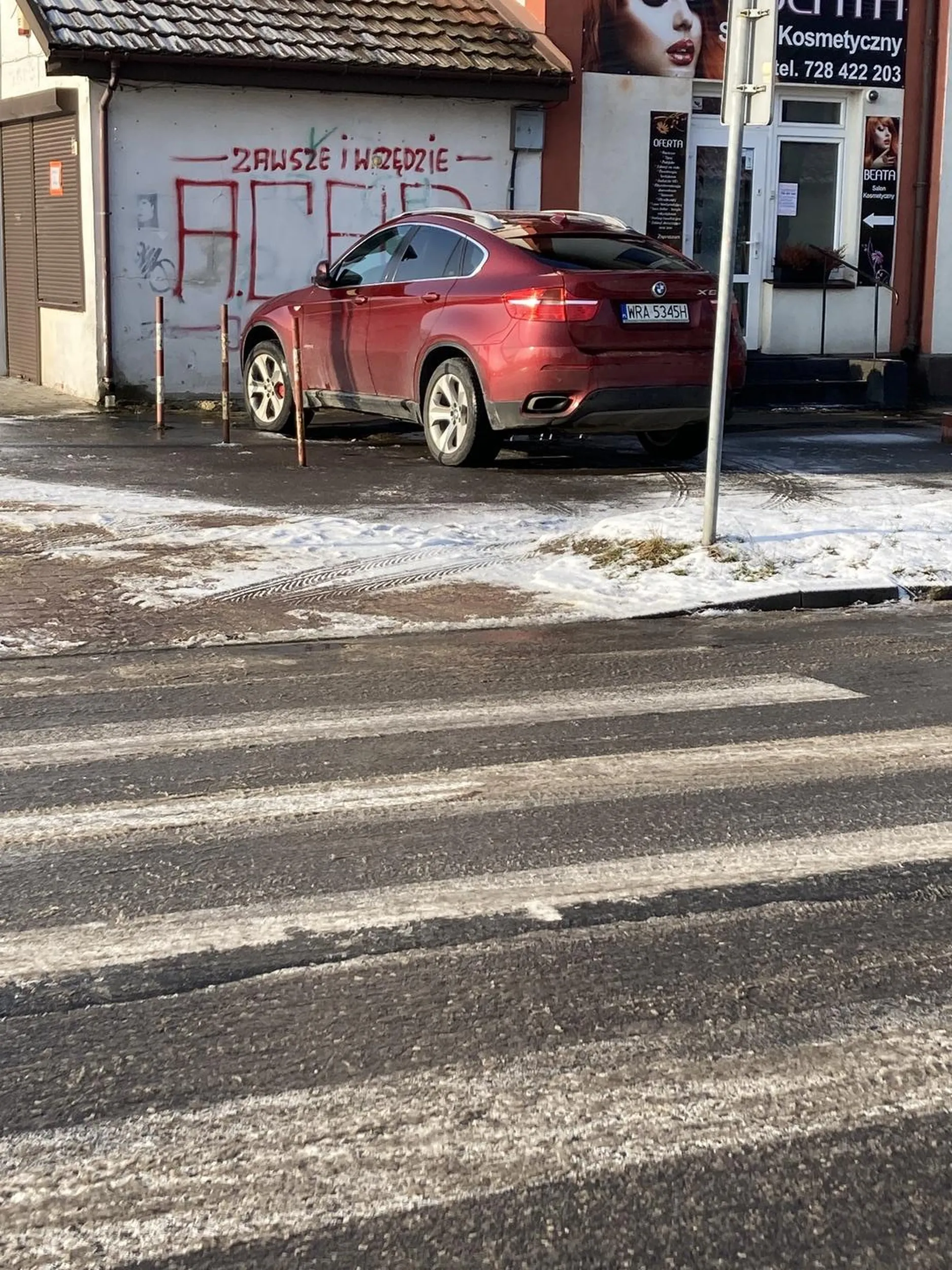 Jazda po przejściu dla pieszych a następnie parkowanie na chodniku.