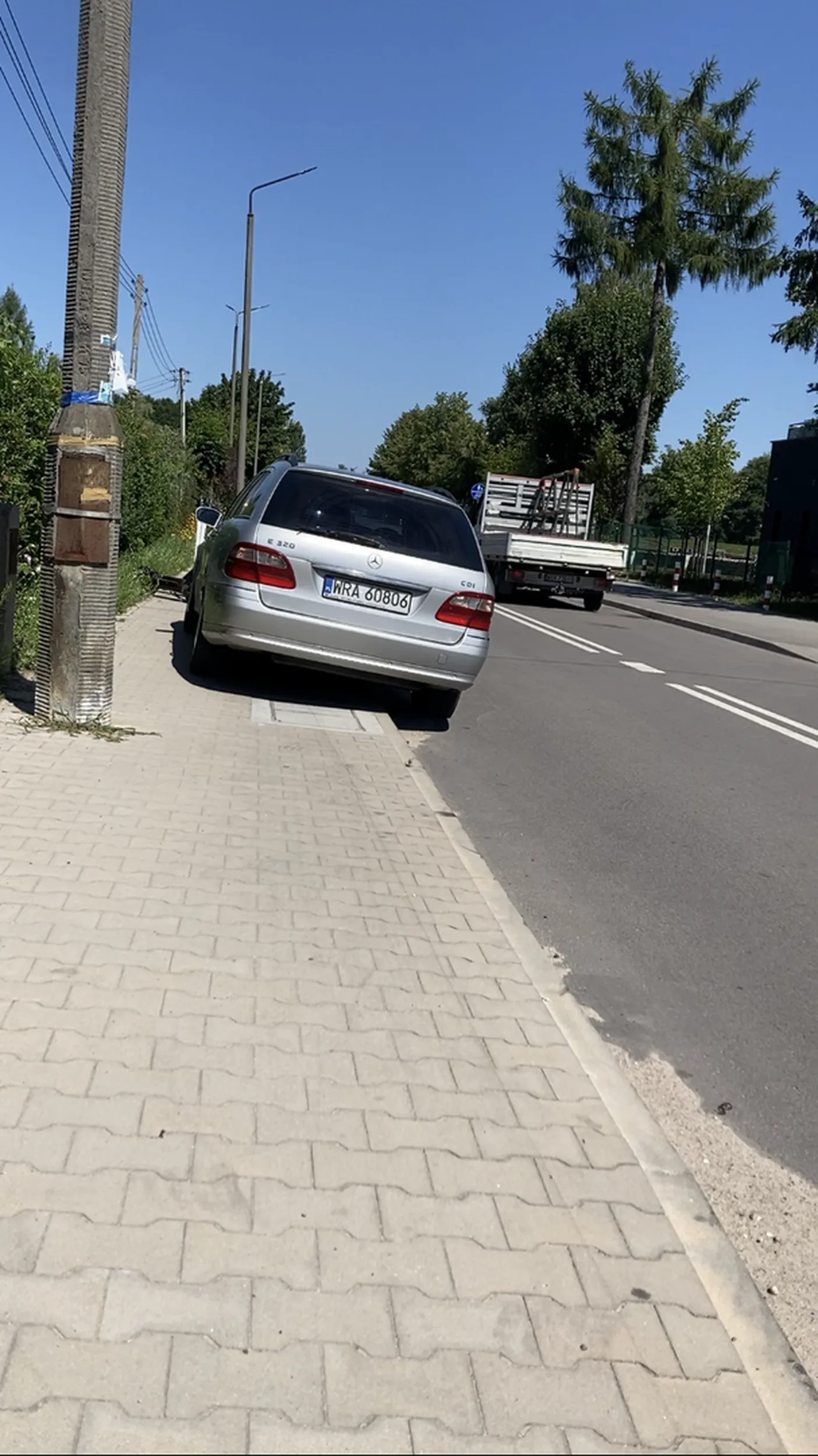 Kierowco jak mam przejść z wózkiem? Staw górny w Pionkach, ulica Polna.12.08.2023 godzina12:42