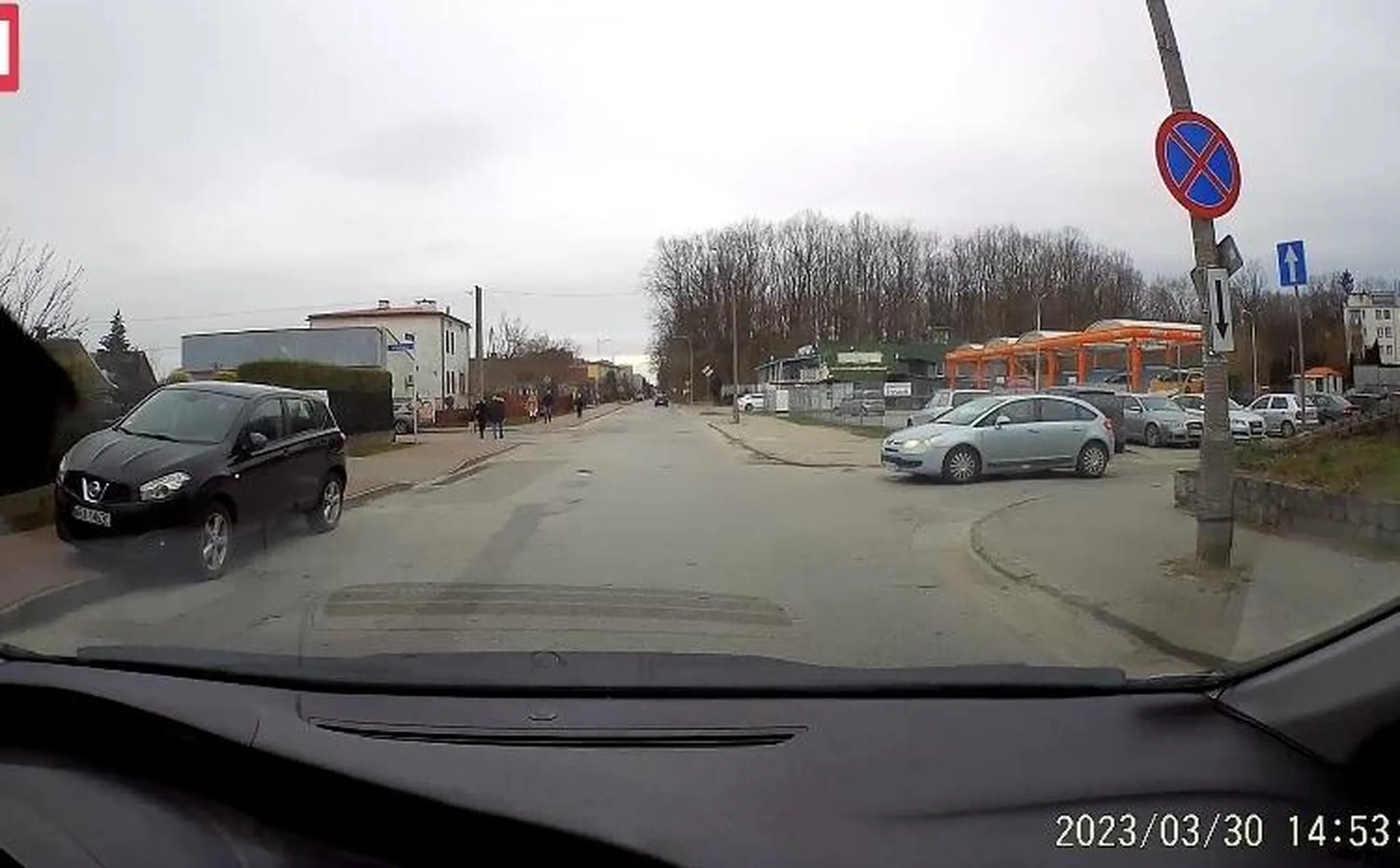 Kobieto nie patrz się tak na mnie jak wyjeżdżasz pod prąd. Tam jest ulica jednokierunkowa.