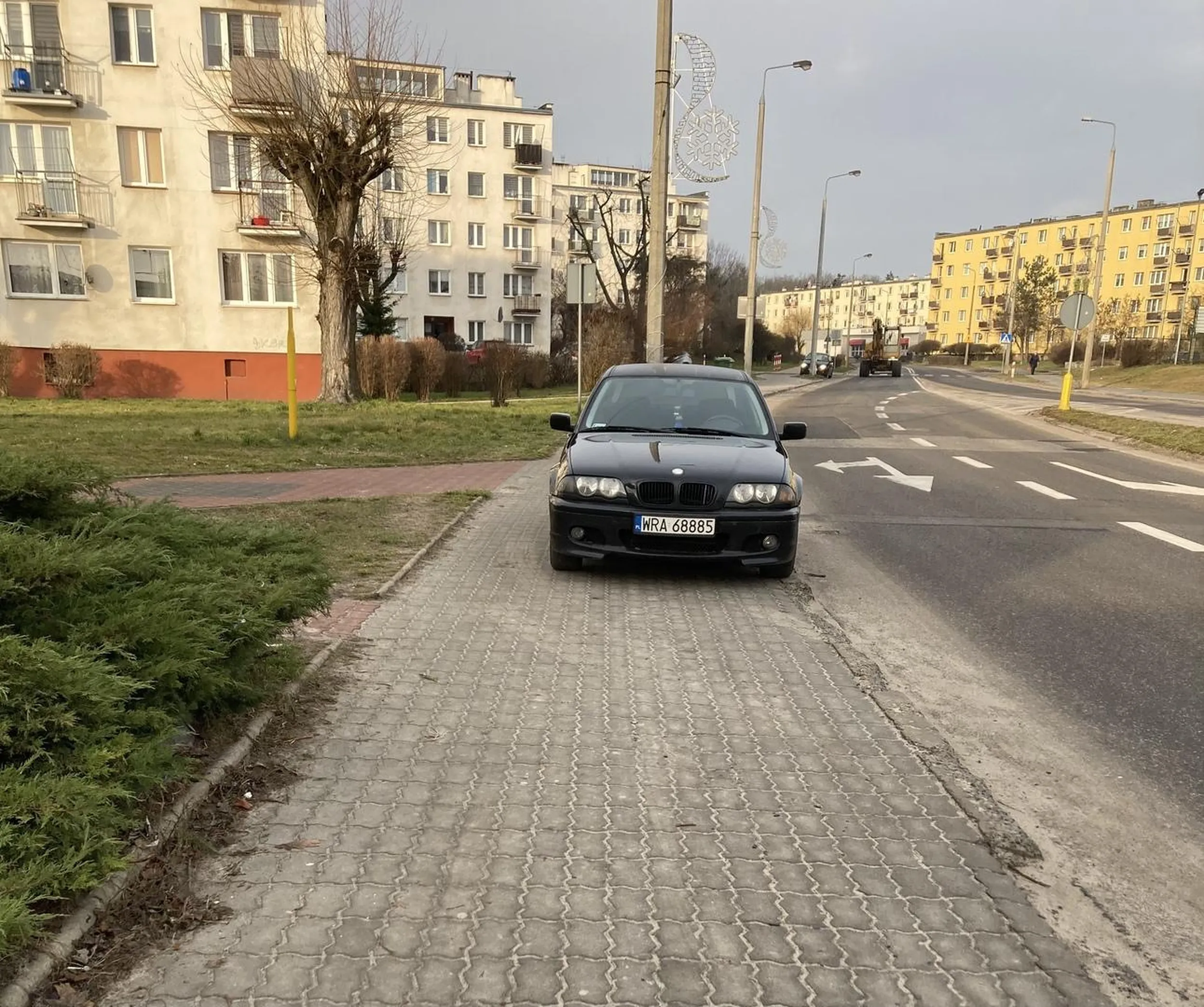 Pionki, ulica Mickiewicza (na wysokości apteki)