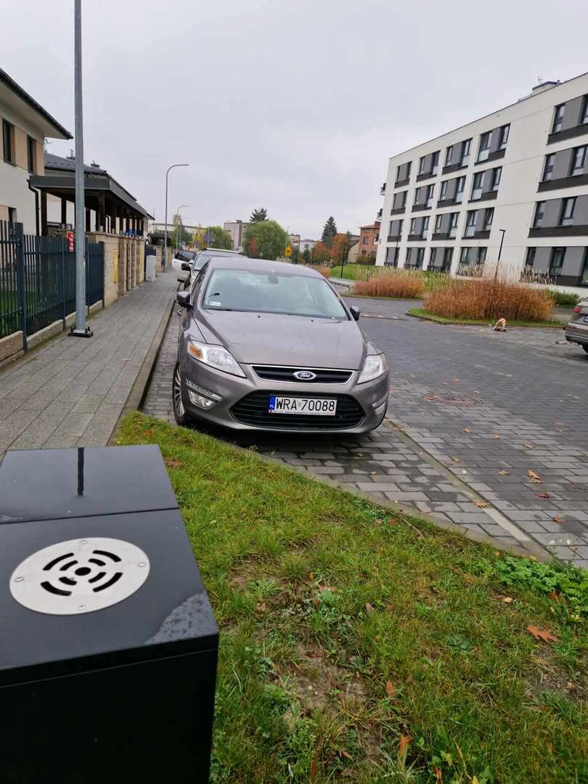 Buc, który notorycznie zastawia prywatne miejsca parkingowe na osiedlu Idea w Radomiu.