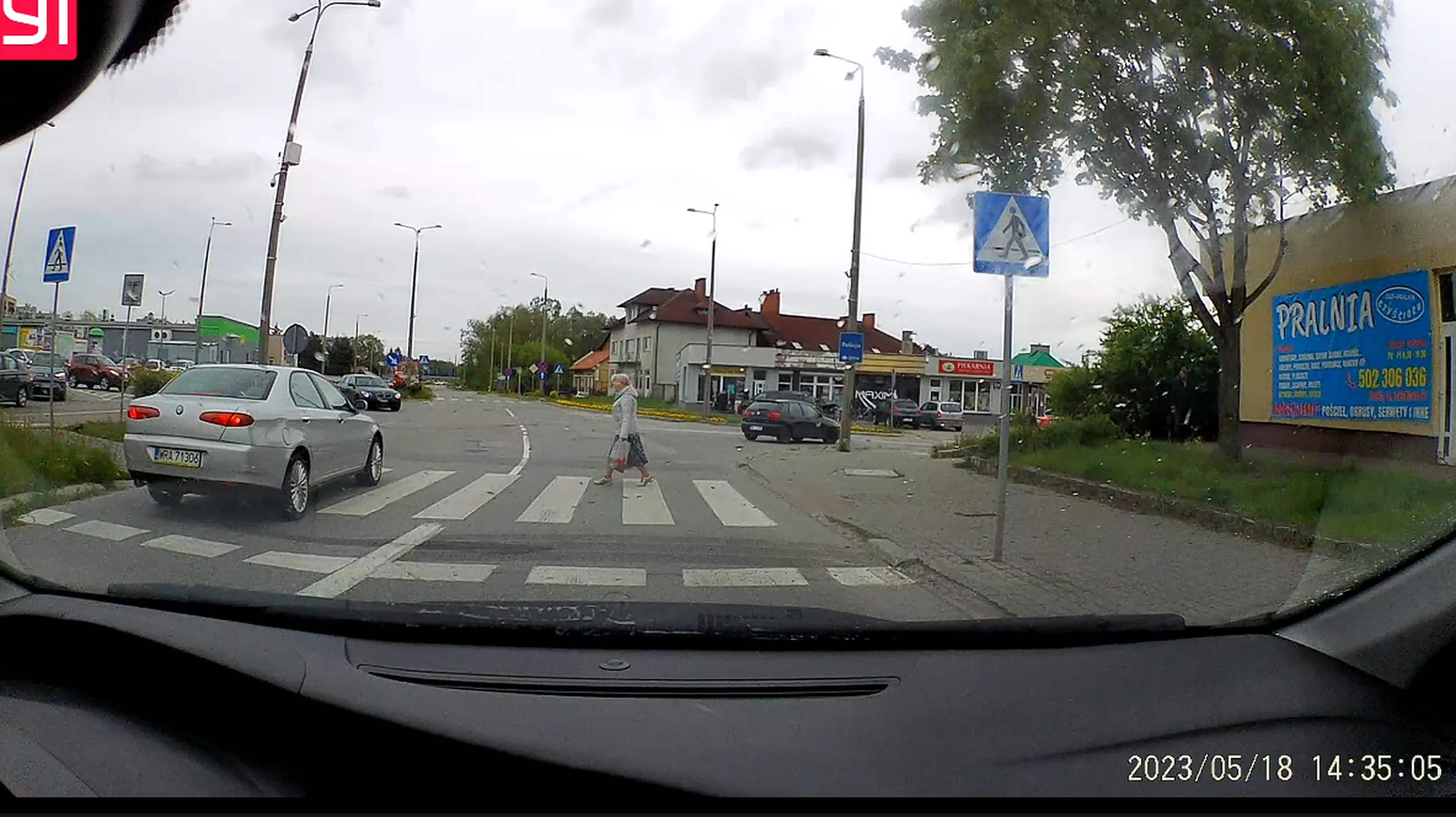 Pionki, ulica Mickiewicza (skrzyżowanie z Dębową i Leśna), data i godzina na zdjęciu Kierowco, nie omija się pojazdu który zatrzymał się przed przejściem dla pieszych w celu ustąpienia pierwszeństwa pieszemu.