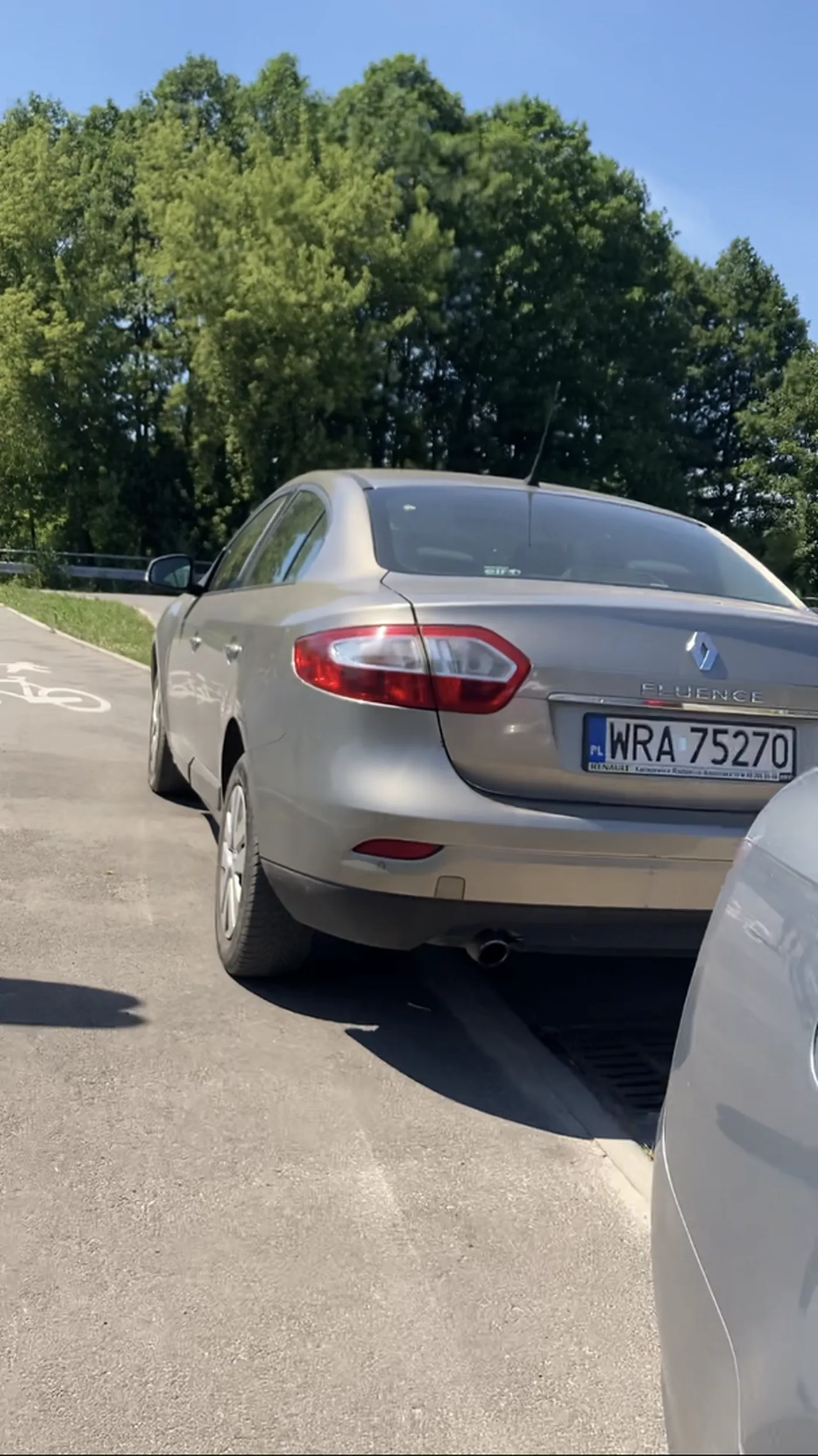 Pionki, ulica Polna (przy stawie górnym). Parkowanie na drodze dla rowerów/pieszych.