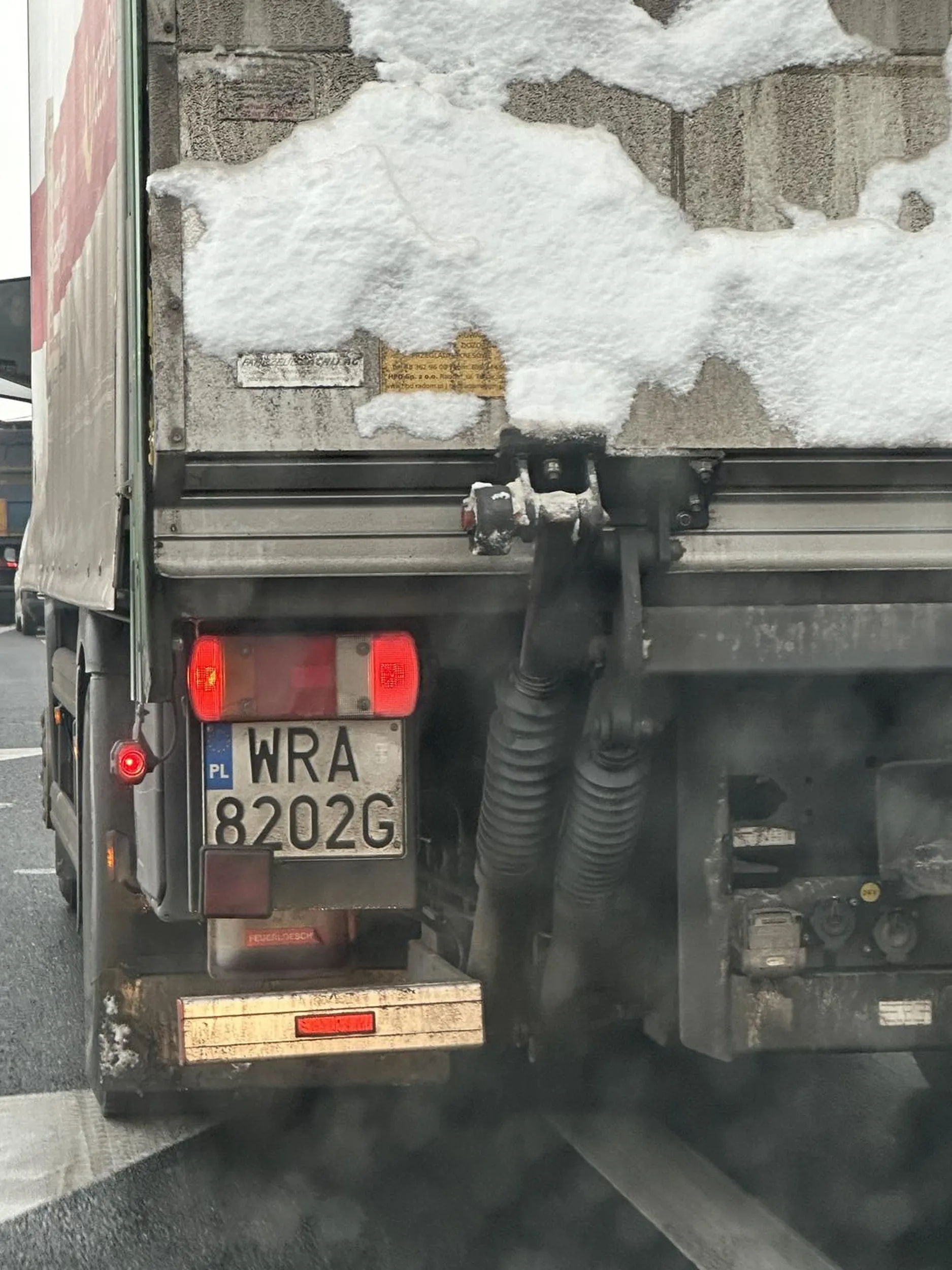 Kierowca nieumiejętny specjalnie blokuje ruch na drodze nie pozdrawiam życzę żeby stracił prawo jazdy.