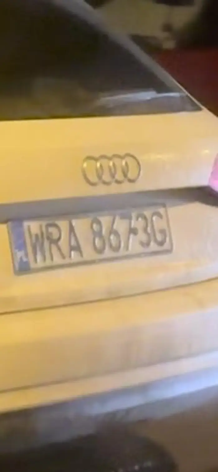 Miły kierowca z mojej okolicy zajmuje 2 miejsca parkingowe zostawiając dzieci w  samochodzie jak to ON powiedział i jeszcze wchodząc do sklepu każe ,,WYPI..dalać’’ z miejsca parkingowego!!! Trzeba być HAMEM