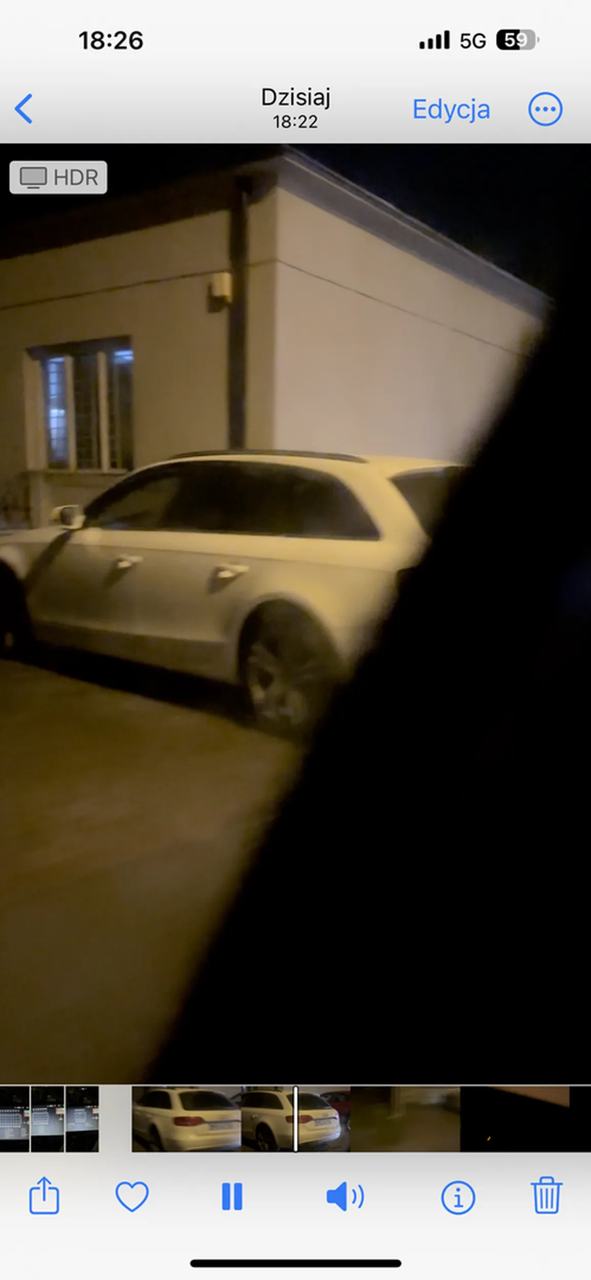 Miły kierowca z mojej okolicy zajmuje 2 miejsca parkingowe zostawiając dzieci w  samochodzie jak to ON powiedział i jeszcze wchodząc do sklepu każe ,,WYPI..dalać’’ z miejsca parkingowego!!! Trzeba być HAMEM