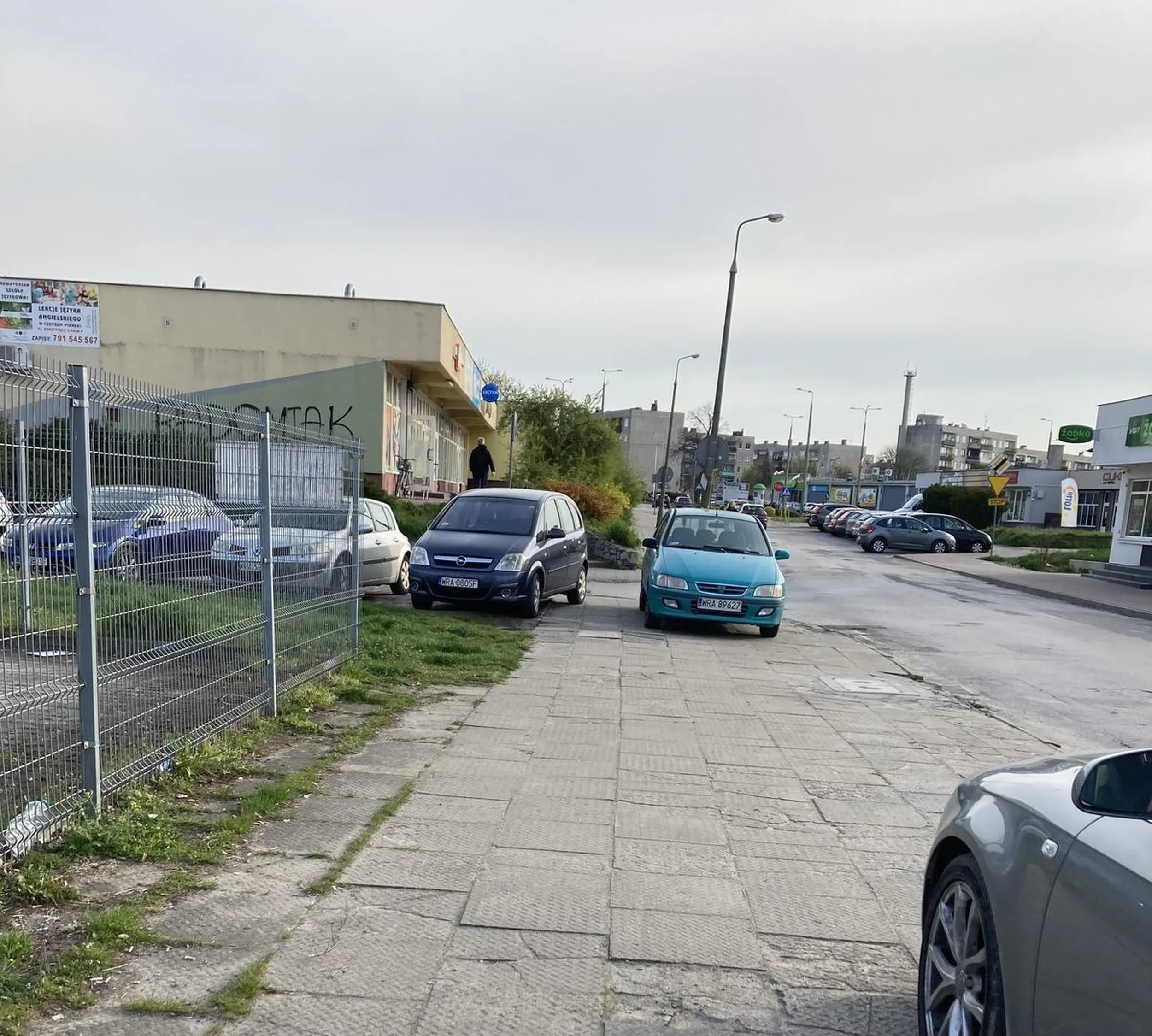 Pionki, ulica Dębowa 29.04.2023, godzina 7:25 Jak tam ma przejść kobieta z dzieckiem w wózku?