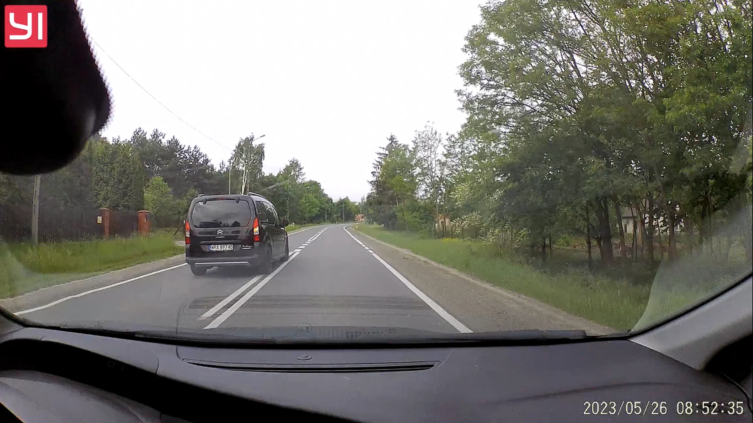 Kierowco, kiepskie miejsce sobie wybrałeś aby wykonać manewr wyprzedzania.