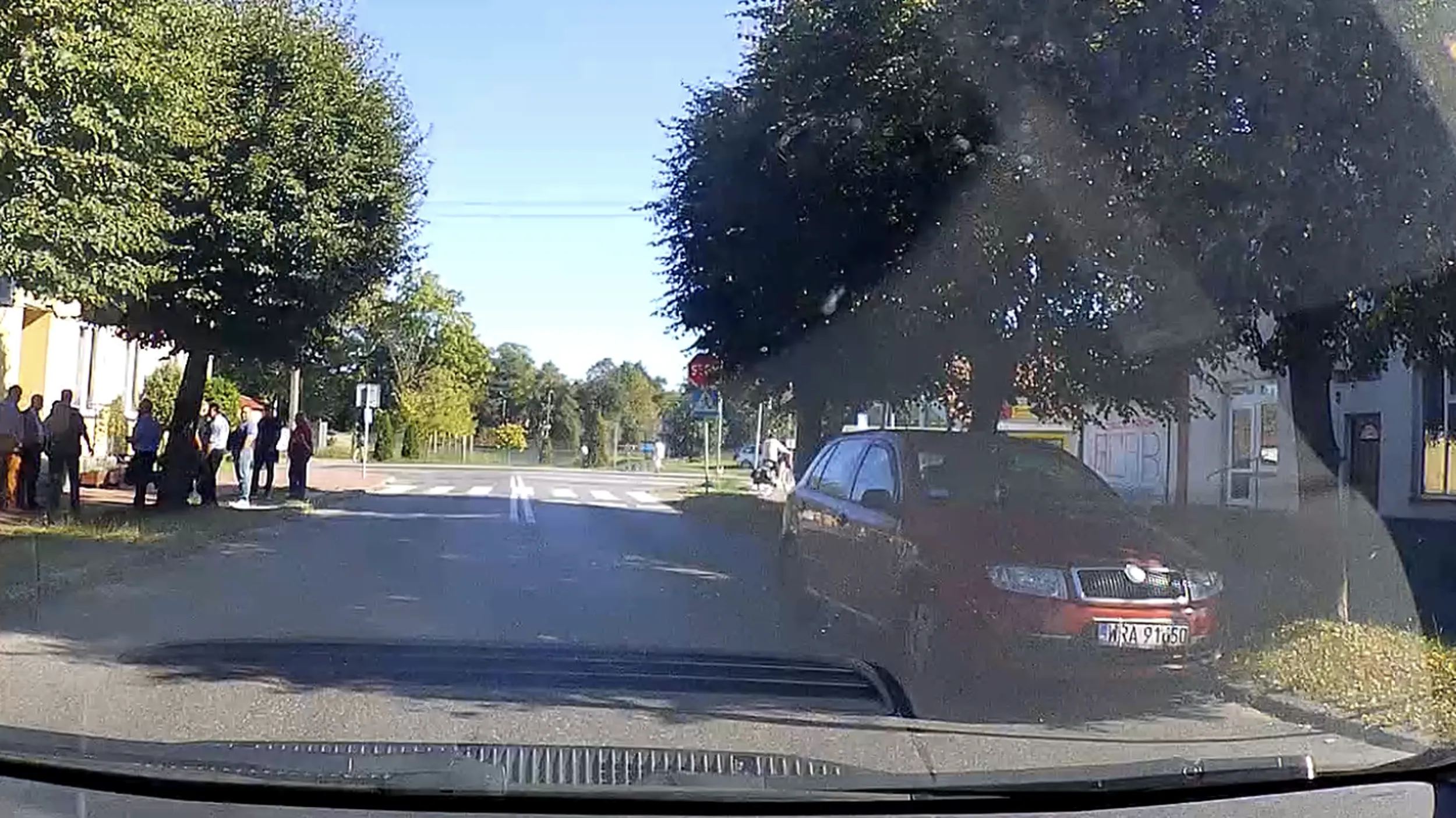 Parkowanie pod samym znakiem zakazu w Pionkach.