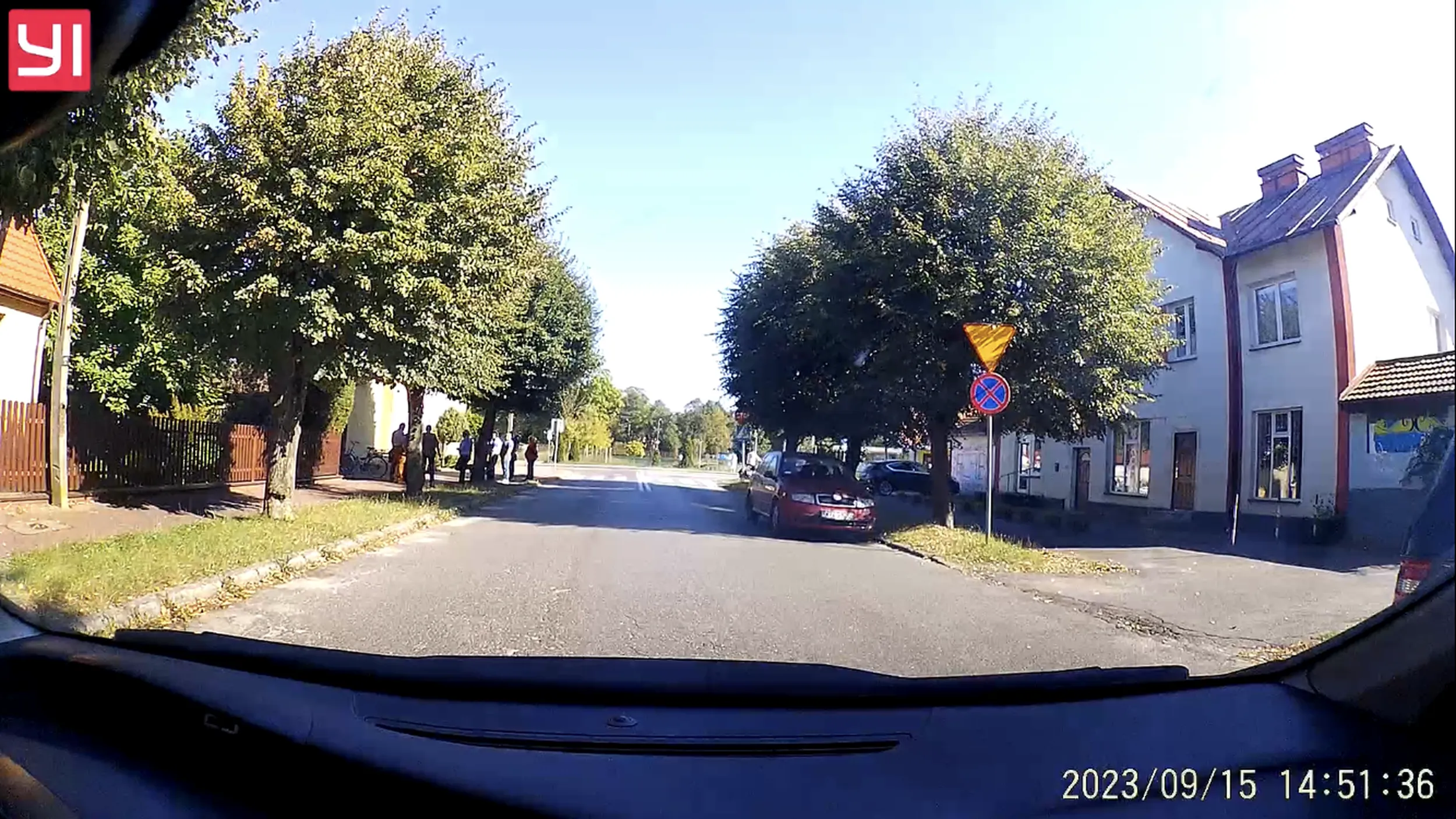 Parkowanie pod samym znakiem zakazu w Pionkach.