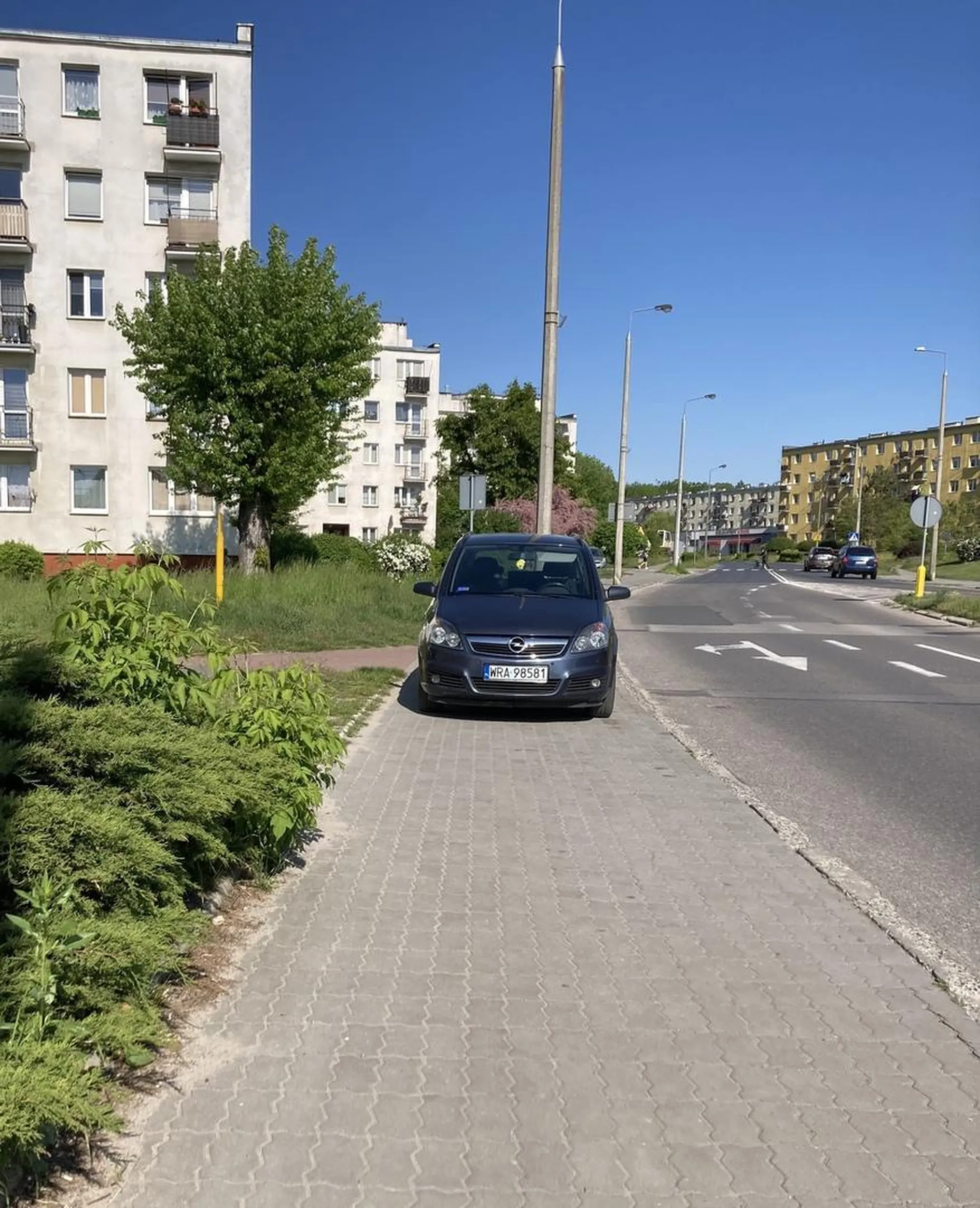 Zawracanie na poprzez obszar wyłączony z ruchu - kierowca jechał z przeciwnego kierunku, zawrócił, zaparkował zajmując cały chodnik a następnie udał się do apteki znajdującej się obok. Pionki, godzina 8:35