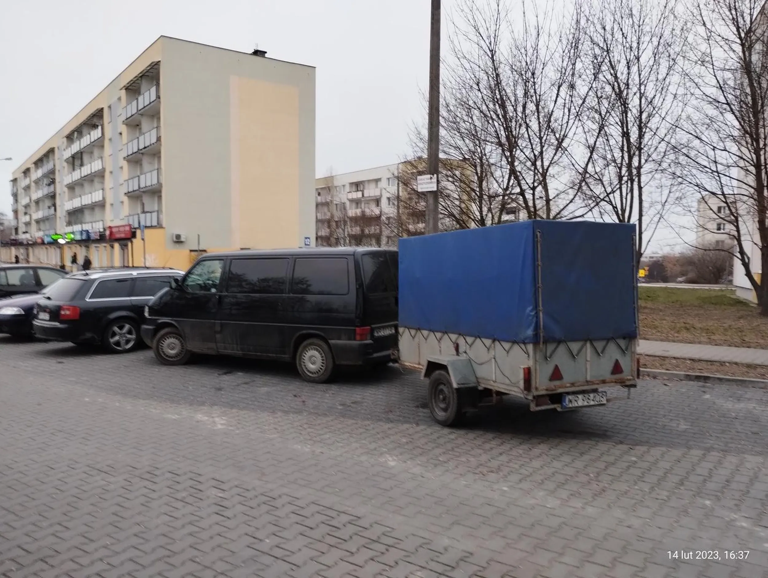 Złoto! Zająć trzy miejsca parkingowe i jeszcze utrudnić przejazd na osiedle , to już trzeba być   urodzonym trollem :)