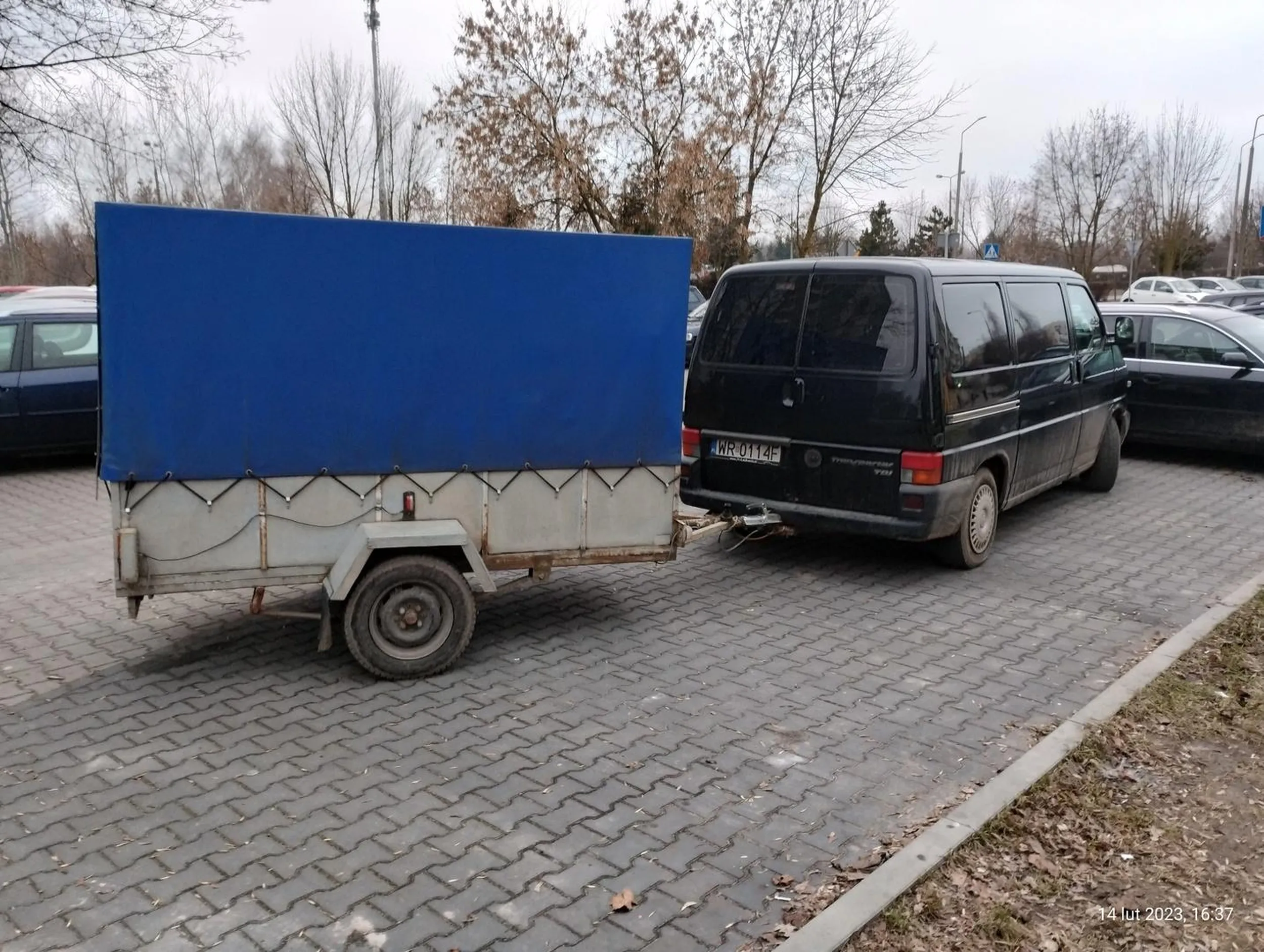 Złoto! Zająć trzy miejsca parkingowe i jeszcze utrudnić przejazd na osiedle , to już trzeba być   urodzonym trollem :)