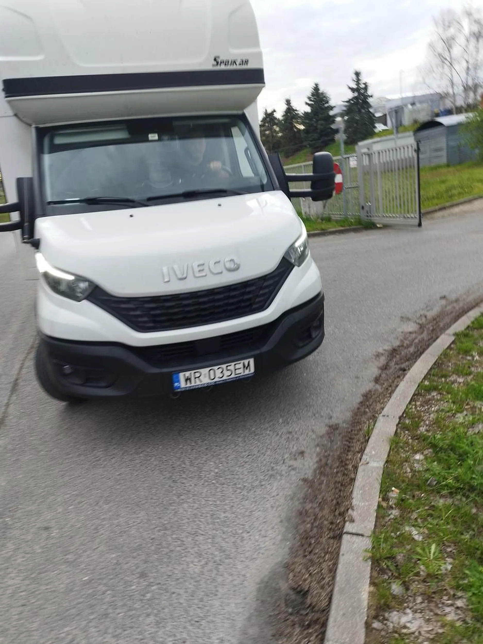 Bardzo elokwentny kierowca busa ,z zastawia drogę pożarową