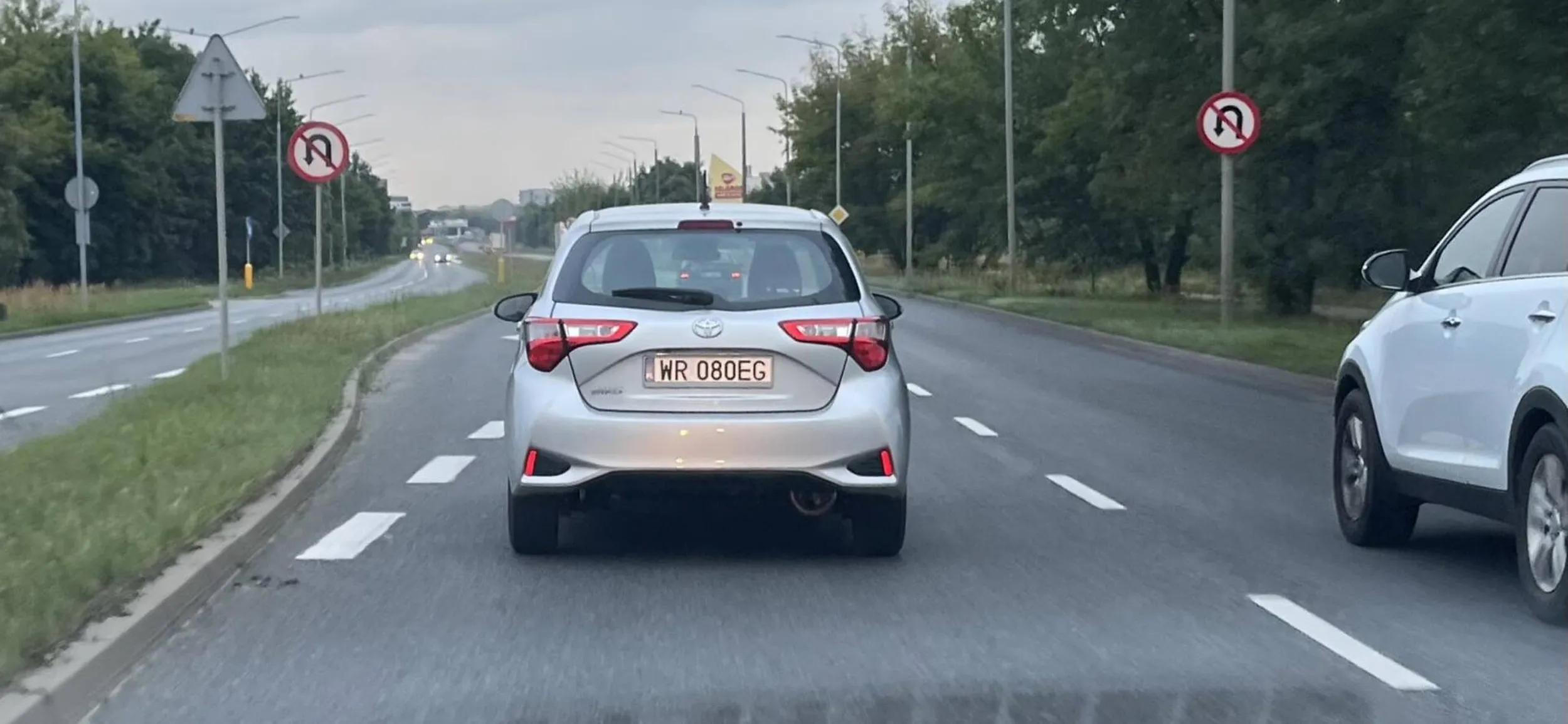 Kobita zamula lewy pas, prawy dla niej nie istnieje, jeździ ul. Kielecka do ronda warszawskiego i całe żółkiewskiego i cały czas lewy pas, że prawym ją wyprzedzają