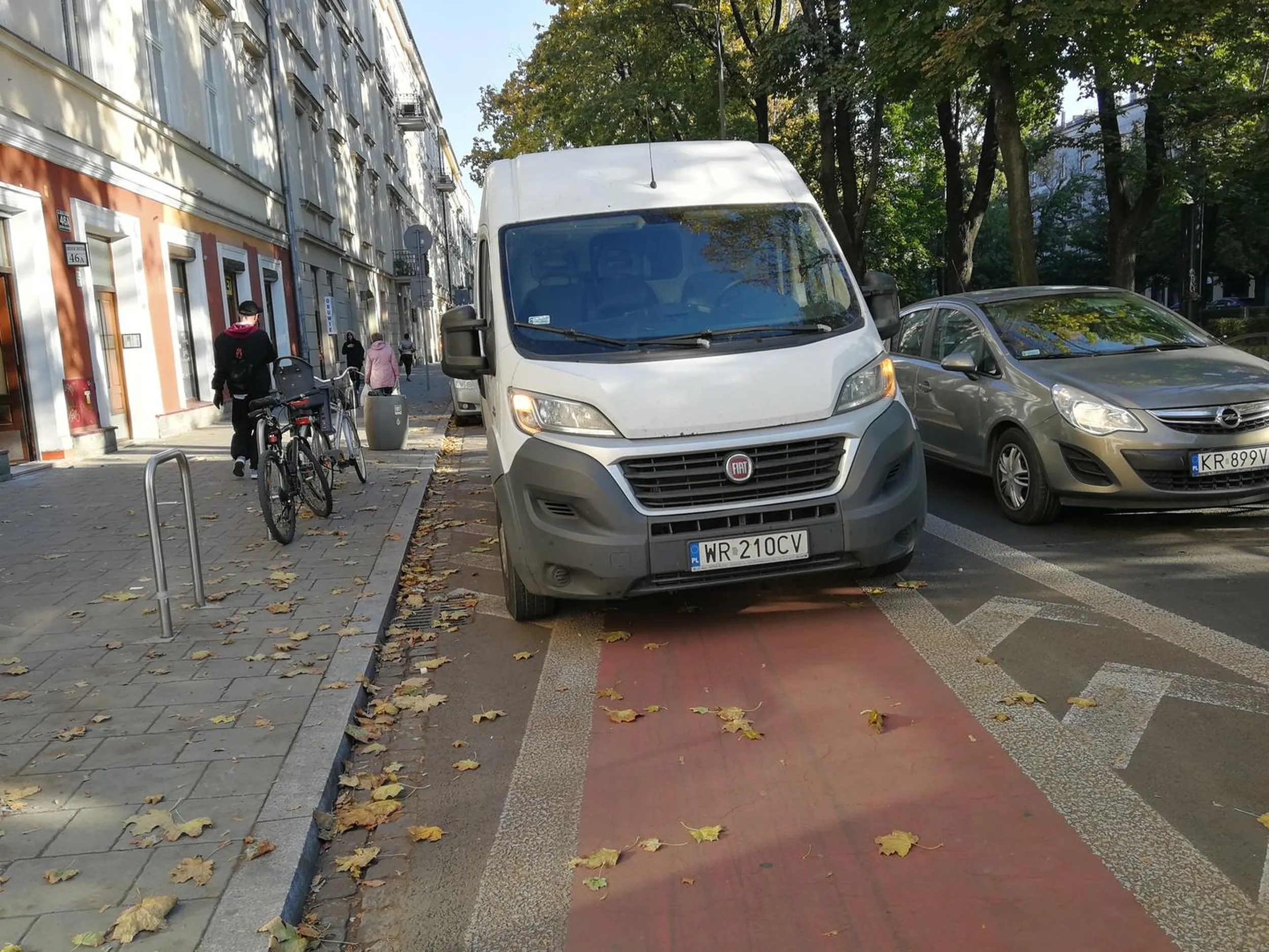 na pewno przywiozl cieply fortepian. parkowanie na DDR przed przejsciem dla pieszych