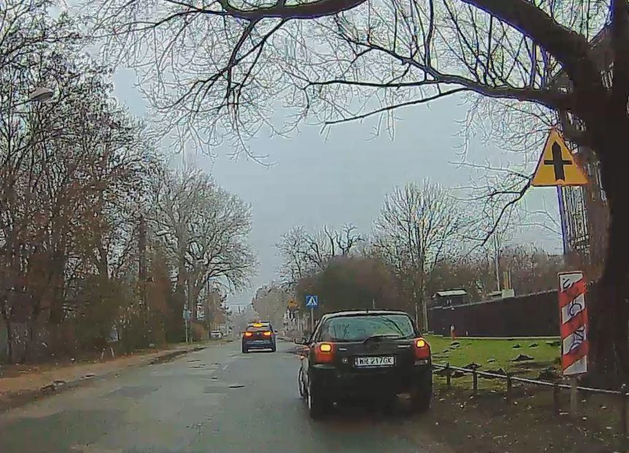 Manlet wybrał najlepsze miejsce, żeby sobie posiedzieć w aucie i dłubać w nosie.