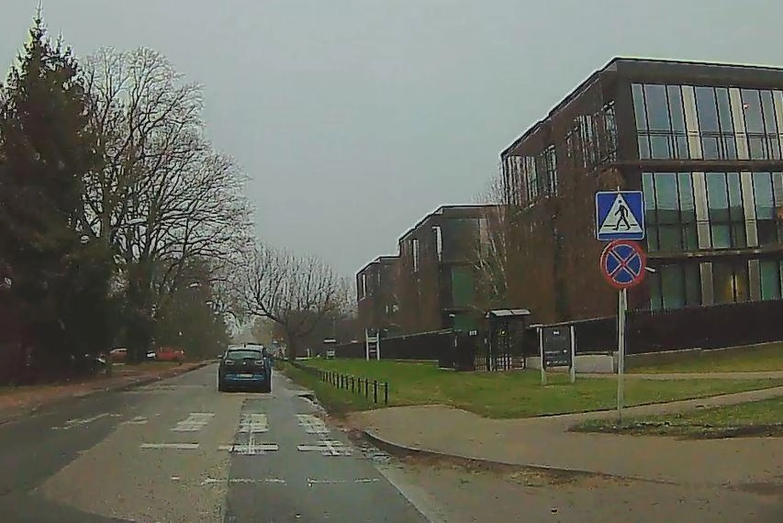 Manlet wybrał najlepsze miejsce, żeby sobie posiedzieć w aucie i dłubać w nosie.