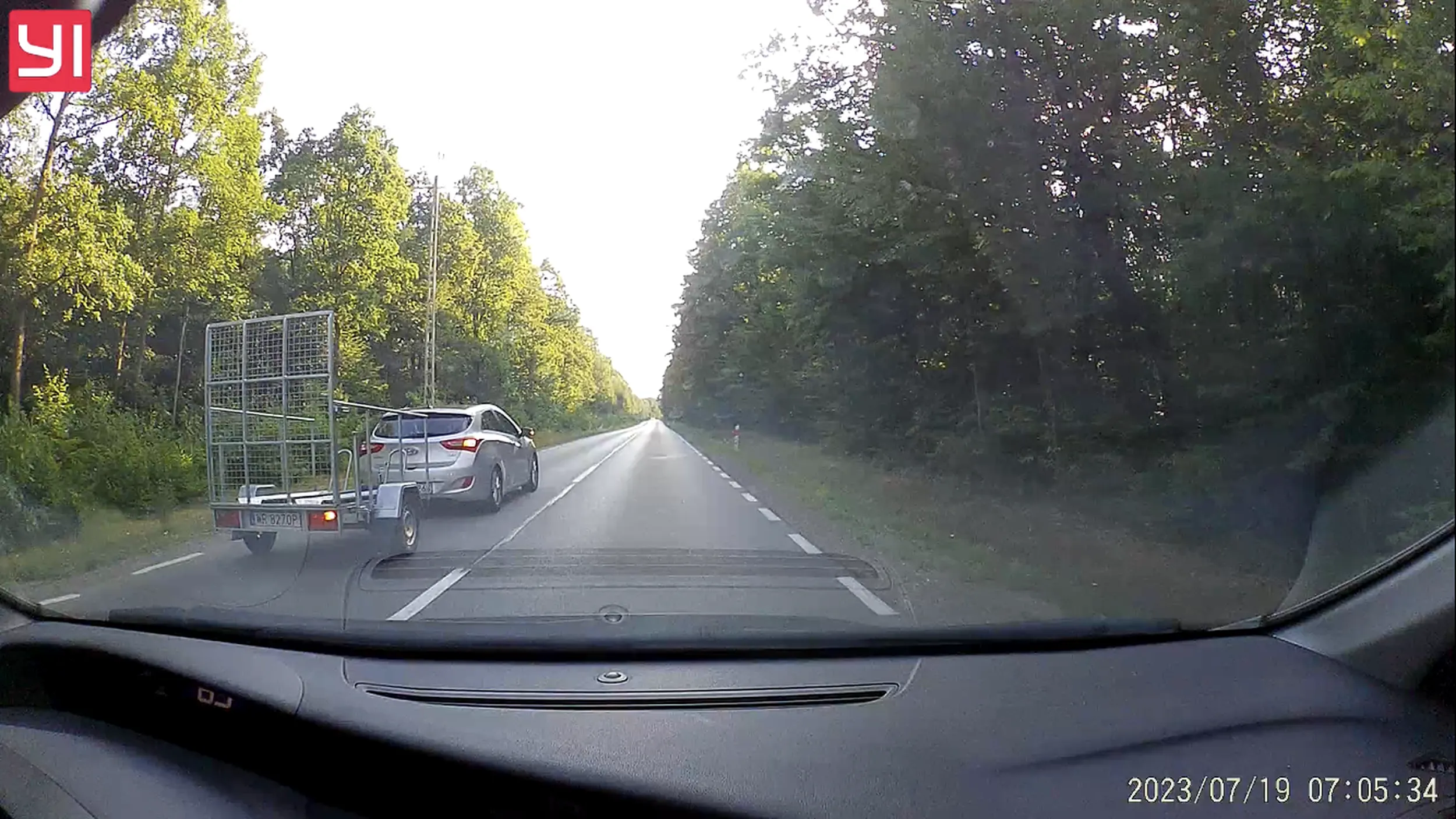 Kierowco, chyba obowiązujących ograniczeń prędkości się nie zna. Dla Ciebie to 70km/h (zestaw pojazdów) a nie ~100km/h. Później się dziwić dlaczego pusta przyczepka tak się zachowuje.