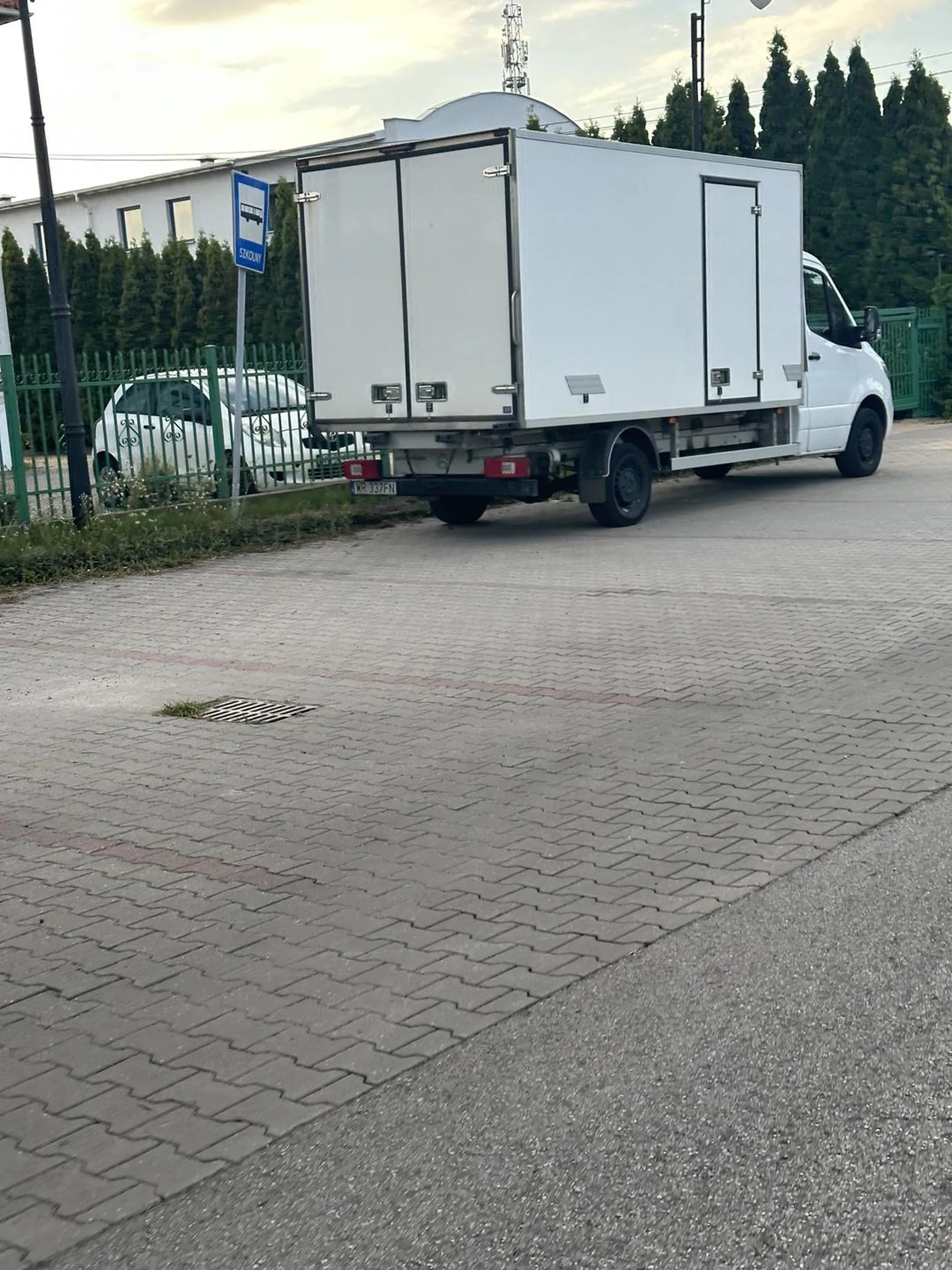 Ten umysłowy i cielesny impotent prawie potrącił rowerzystę mijając go na odległość 20 cm przy tym trąbiąc.