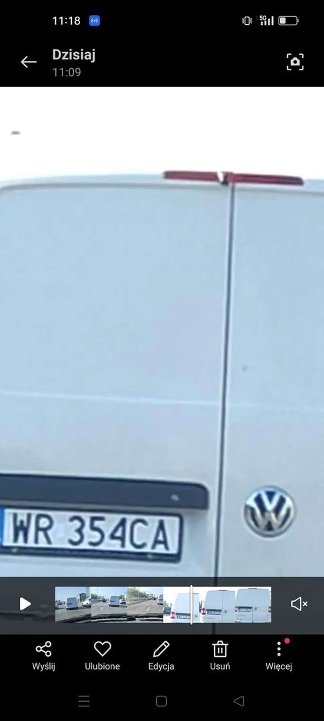 Zagraża bezpieczeństwu na drodze zajeżdża drogę i specjalnie hamuje. Wjeżdża w bok auta nie pozwala zmienić pas