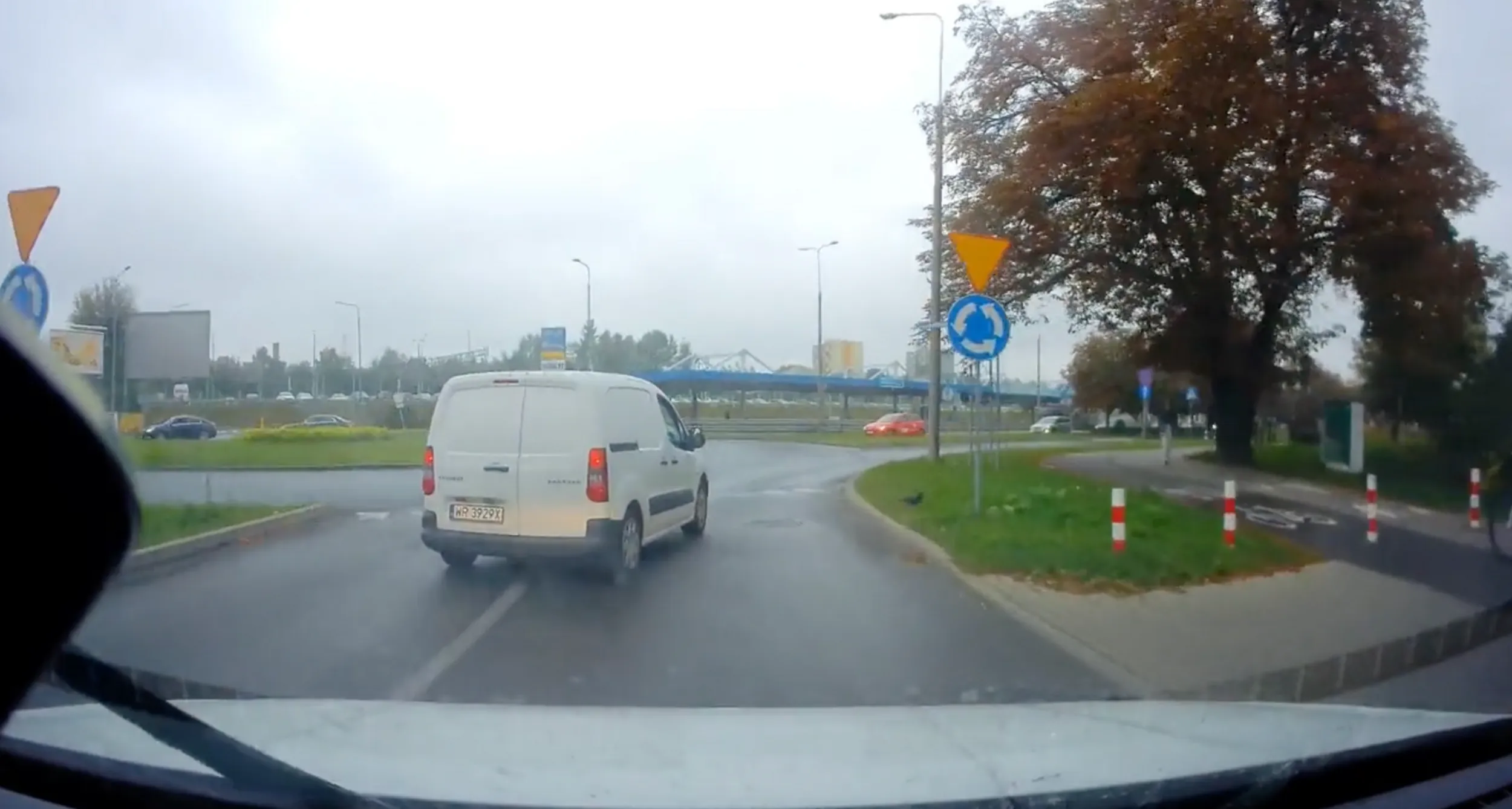 Kolejny, który myśli, że może jeździć jak chce, bo wygrał prawo jazdy w lejsach ;/ Wyprzedzanie na przejściu dla pieszych, zmiana pasa zaraz przed rondem i zajeżdżanie drogi. https://twitter.com/nawkrzy/status/1702351284500615596