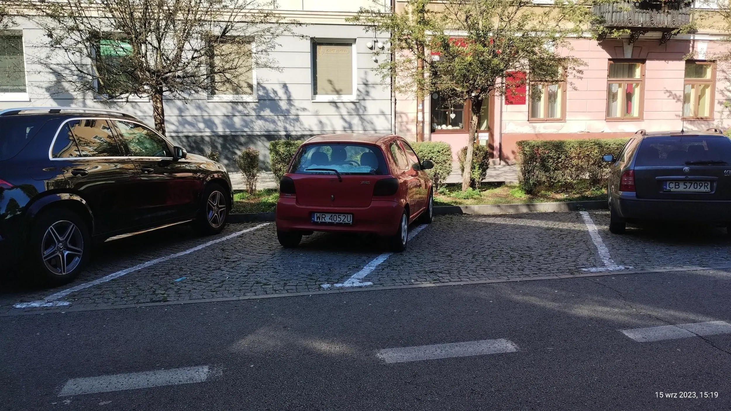 Ja rozumiem czasami brak miejsca, ale jak można nie trafić yarisem w linie, proponuje zacząć od roweru na czterech kołach...