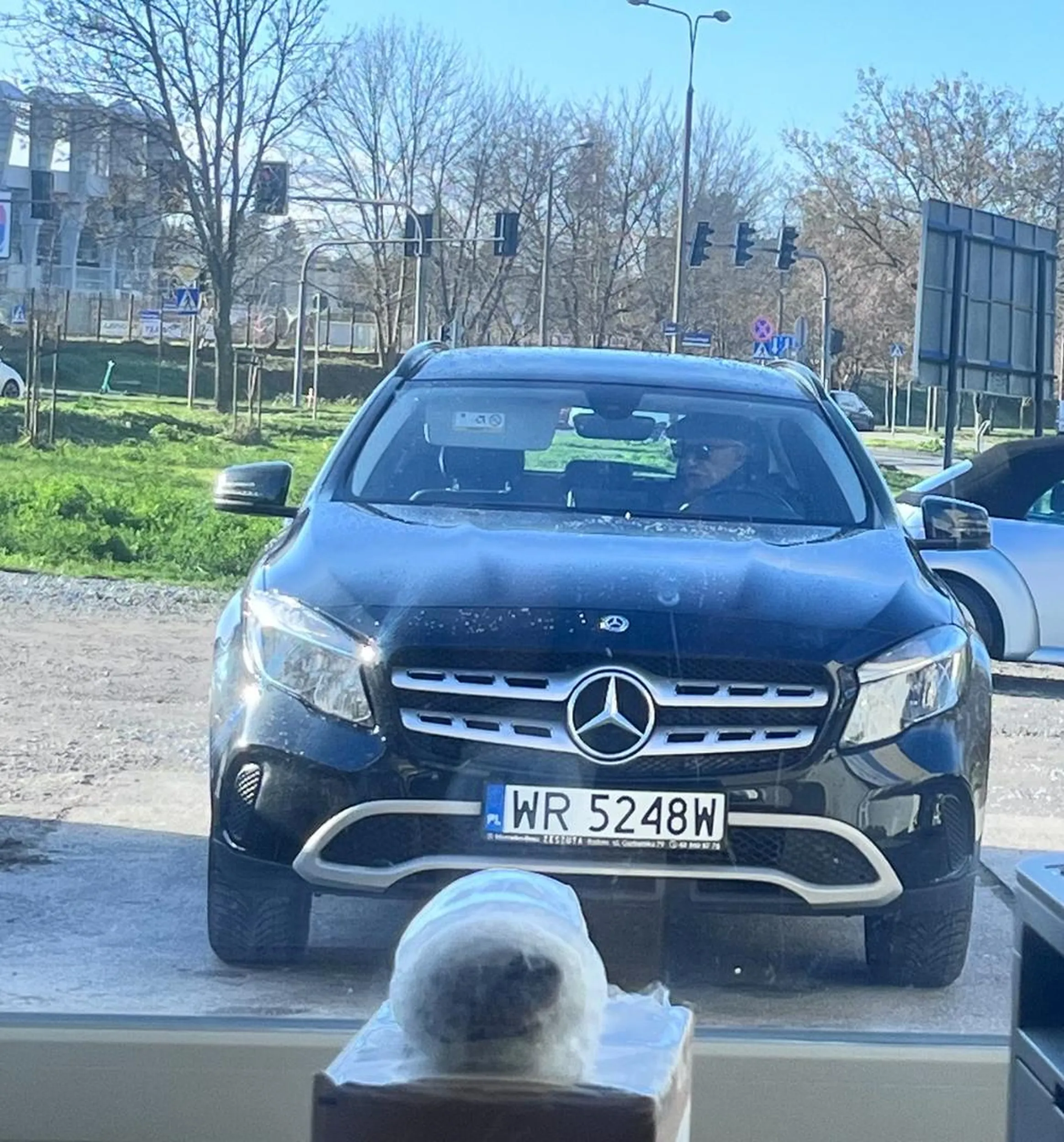 Kierowca staje gdzie popadnie, przed wjazdem do magazynów również, udaj że nie widzi tabliczek, informacji etc