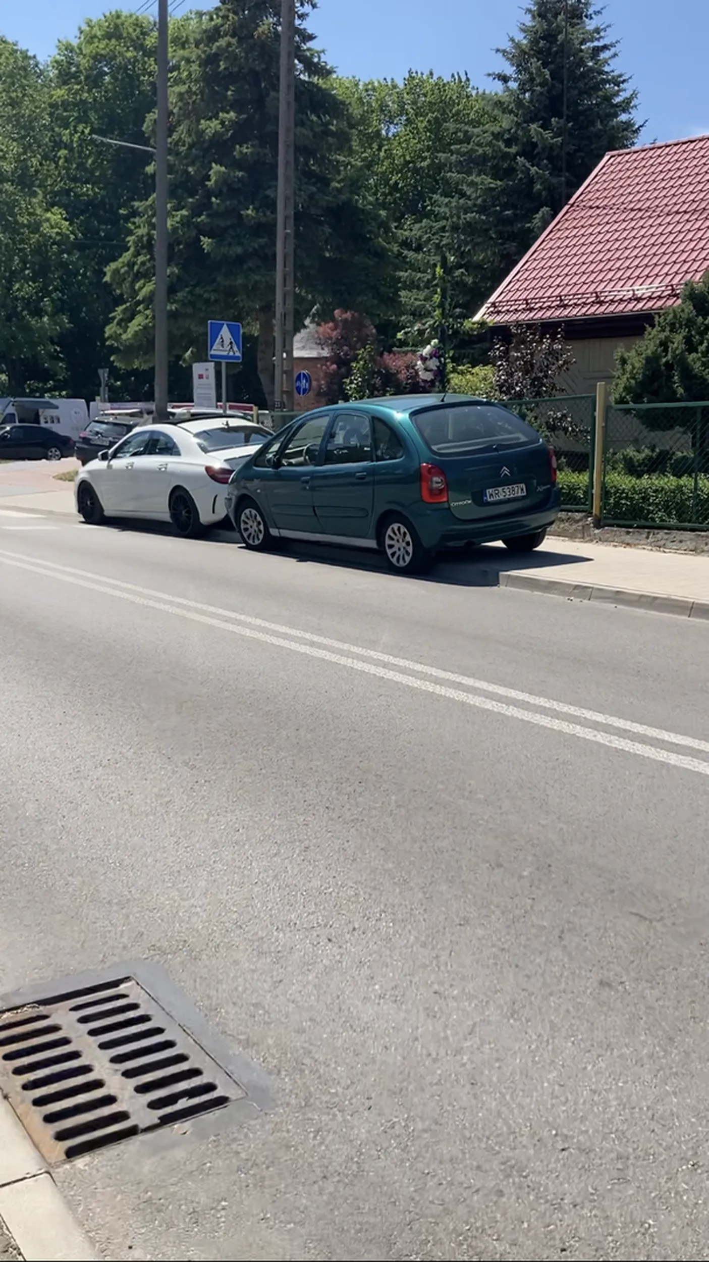 Pionki, ulica Polna (przy samym stawie górnym) Parkowanie w odległości mniejszej niż 10m od przejścia dla pieszych.