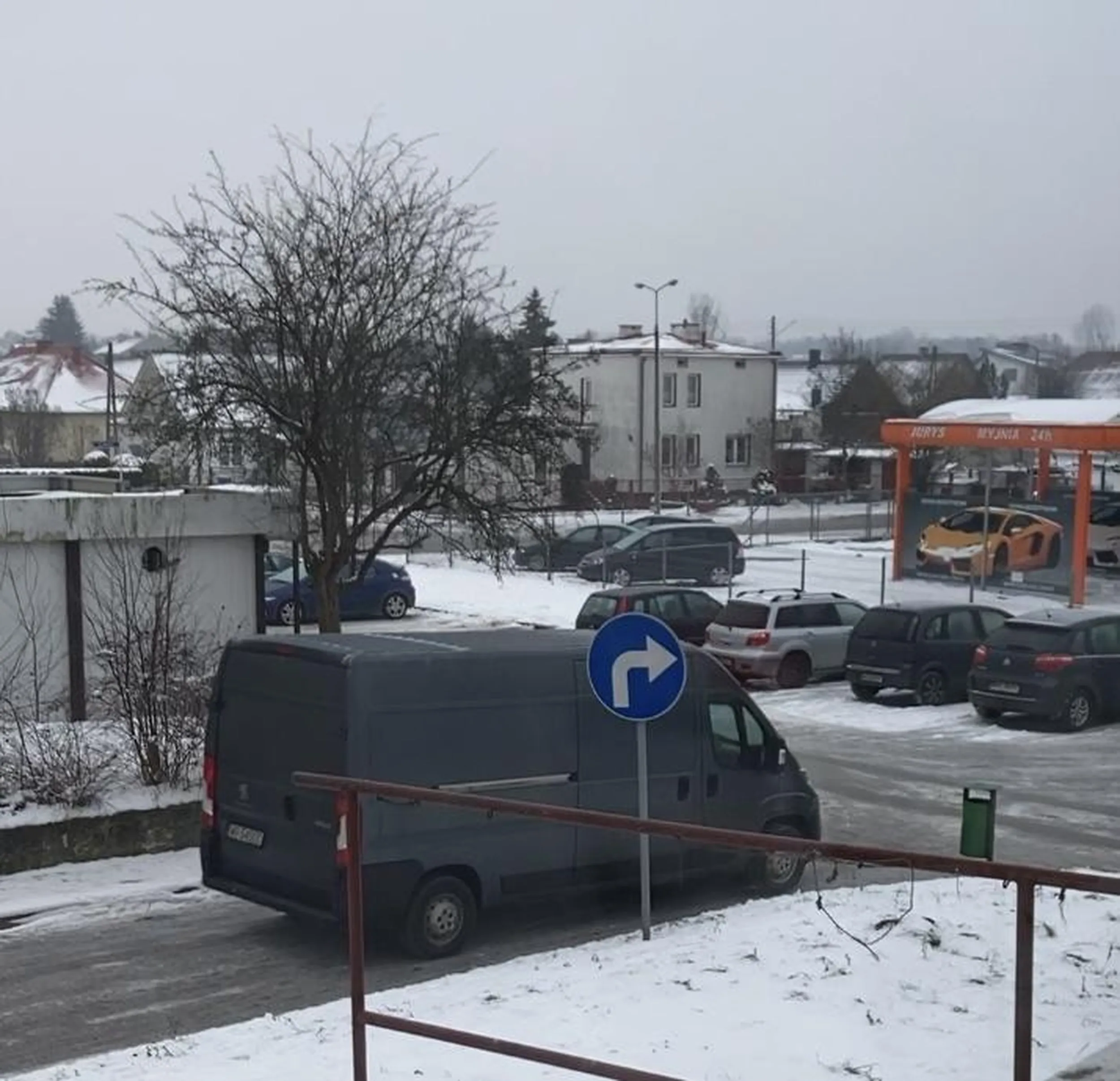 Pan kierowca chyba nie widzi znaku „C-2” i jedzie sobie prosto przez teren myjni przy ulicy Dębowej w Pionkach. Wcześniej miał dostawę do apteki DOZ przy ulicy Mickiewicza.