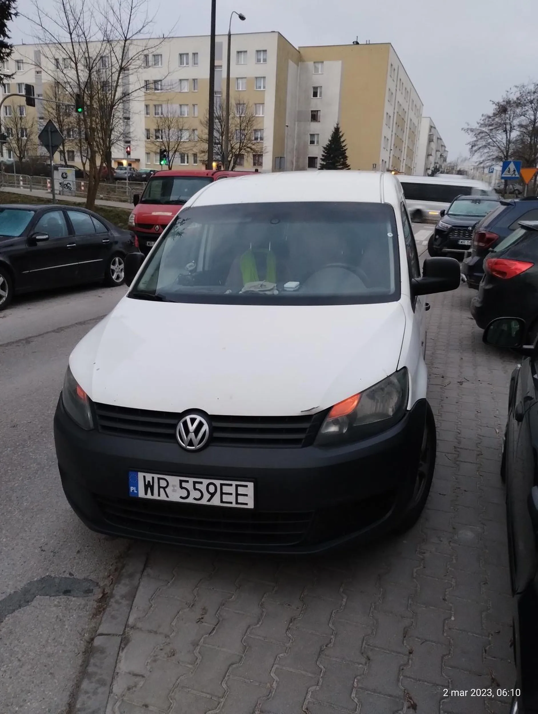 No naprawdę nie ma już gdzie parkować. 10 metrów dalej jest miejsce, to nie wiadomo dlaczego lepiej zablokować chodnik. Powodzenia przy skrobaniu ....